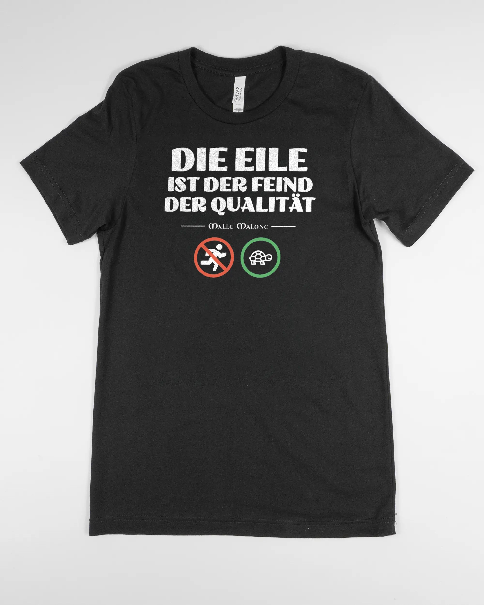 Vorderseite des Basic Unisex T-Shirt Light von Maondo mit dem Design Keine Eile in der Farbe Black und in der Größe S flach auf den Boden gelegt