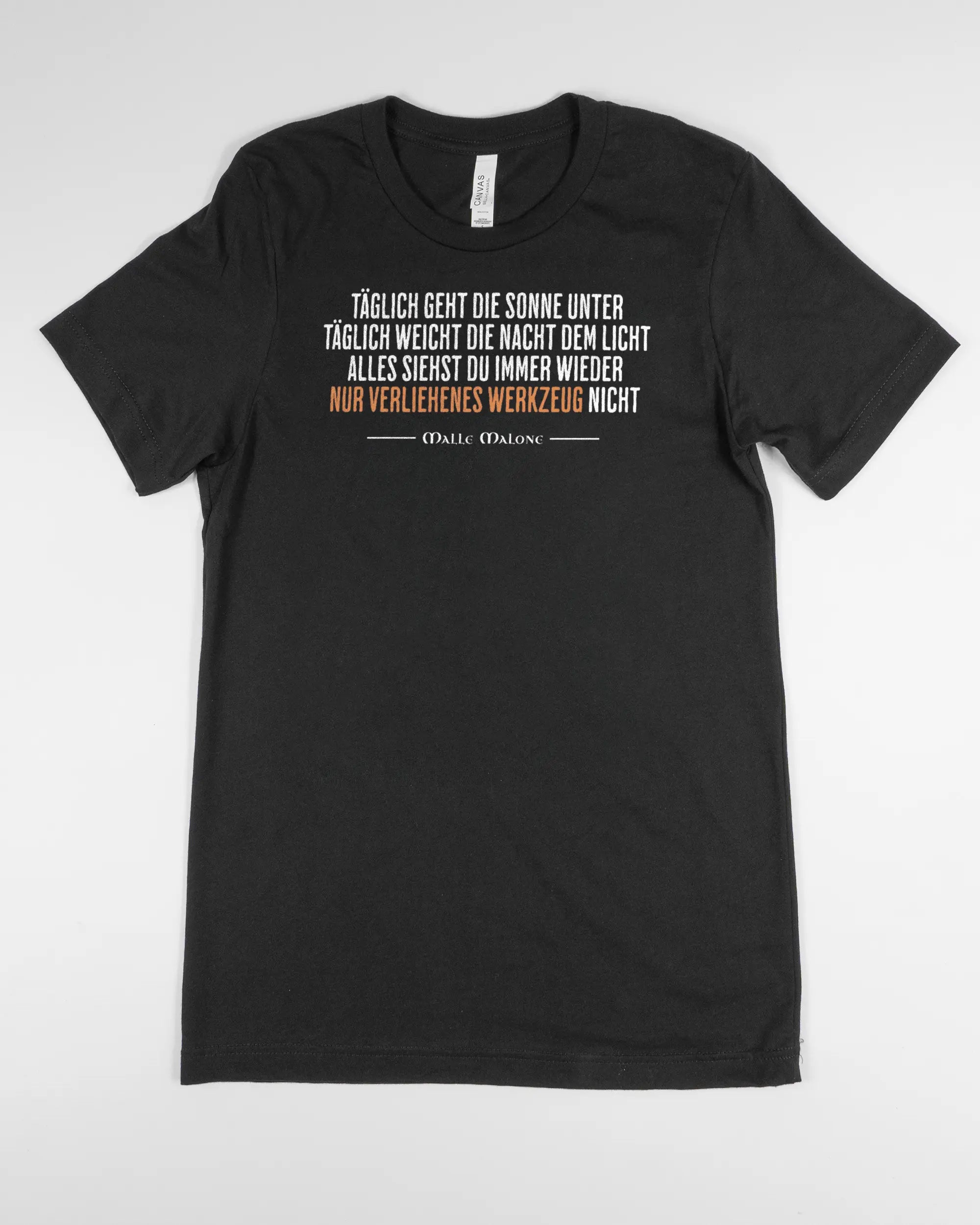 Vorderseite des Basic Unisex T-Shirt Light von Maondo mit dem Design Wegzeug in der Farbe Black und in der Größe S flach auf den Boden gelegt