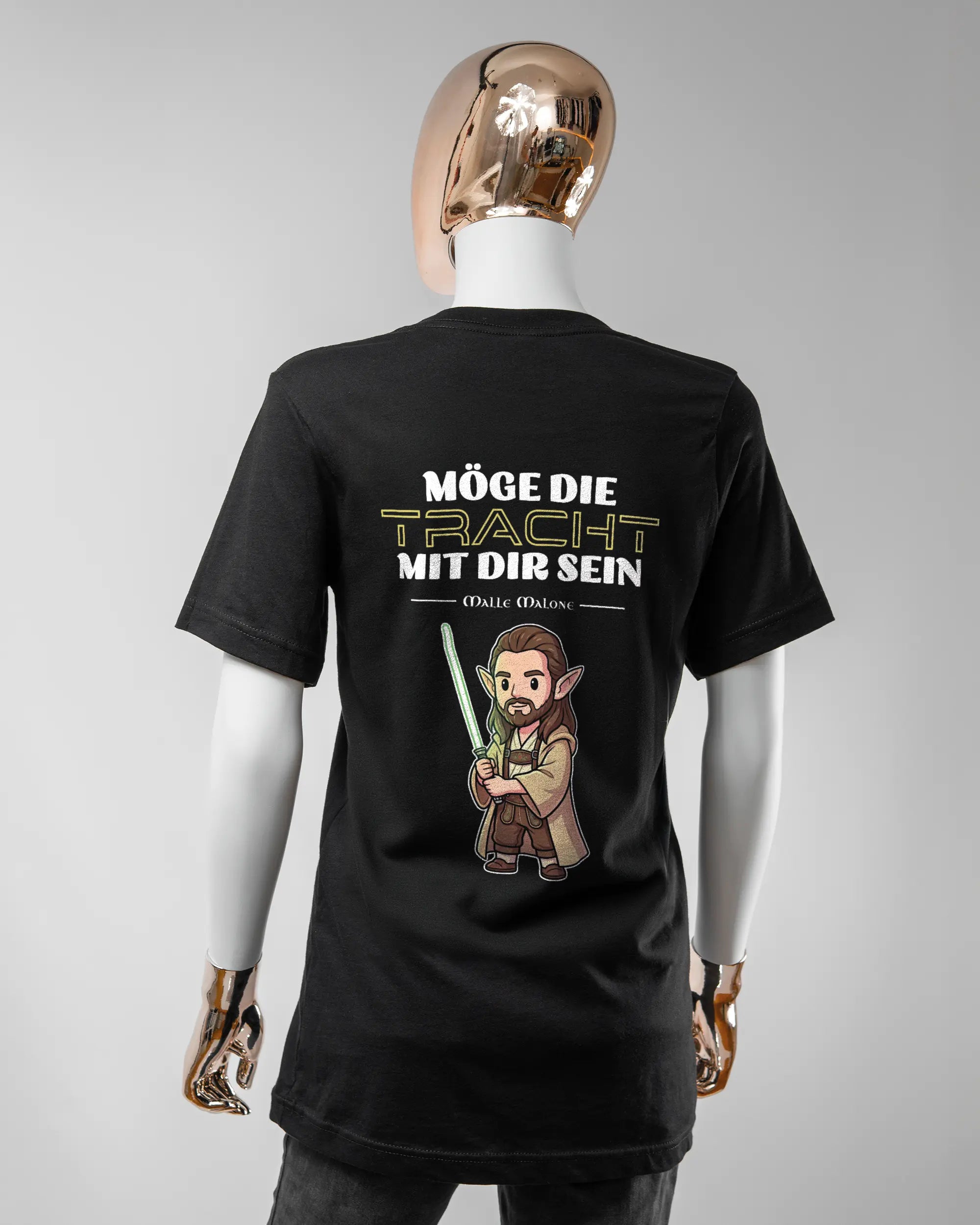Rückseite des Basic Unisex T-Shirt Light von Maondo mit dem Design Tracht mit dir in der Farbe Black und in der Größe S getragen von einer femininen Puppe