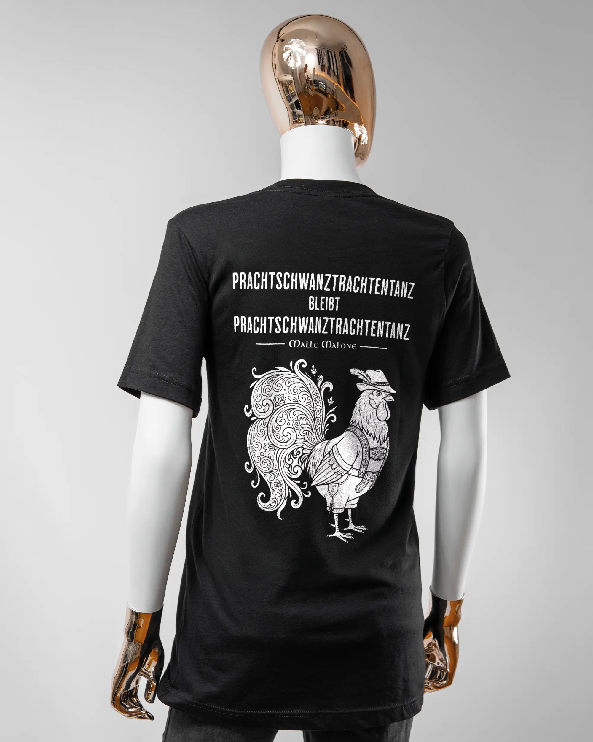 Rückseite des Basic Unisex T-Shirt Light von Maondo mit dem Design Trachtentanz in der Farbe Black und in der Größe S getragen von einer femininen Puppe