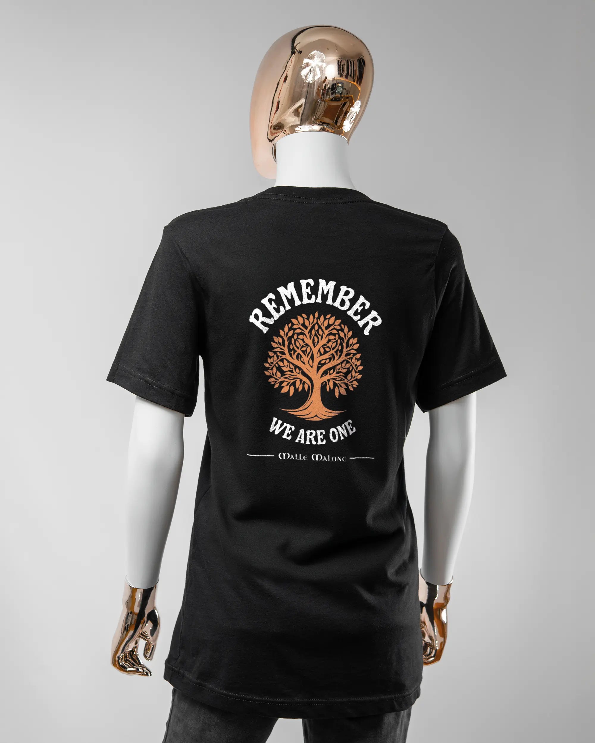 Rückseite des Basic Unisex T-Shirt Light von Maondo mit dem Design We are one in der Farbe Black und in der Größe S getragen von einer femininen Puppe