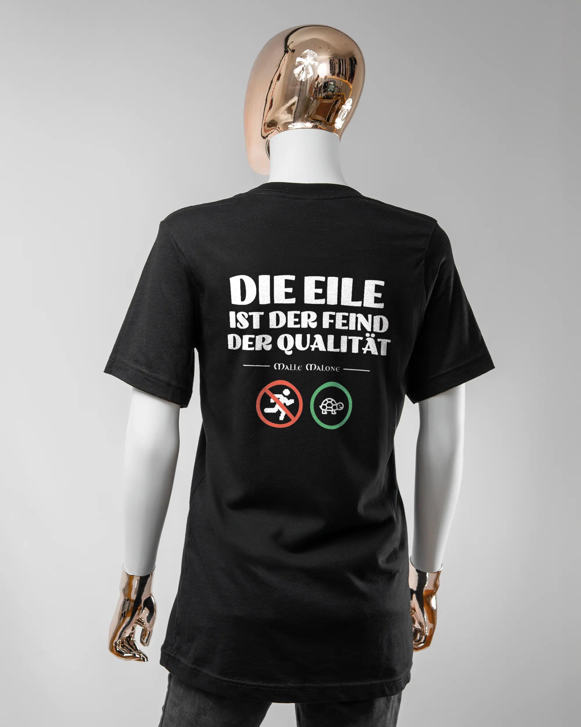 Rückseite des Basic Unisex T-Shirt Light von Maondo mit dem Design Keine Eile in der Farbe Black und in der Größe S getragen von einer femininen Puppe