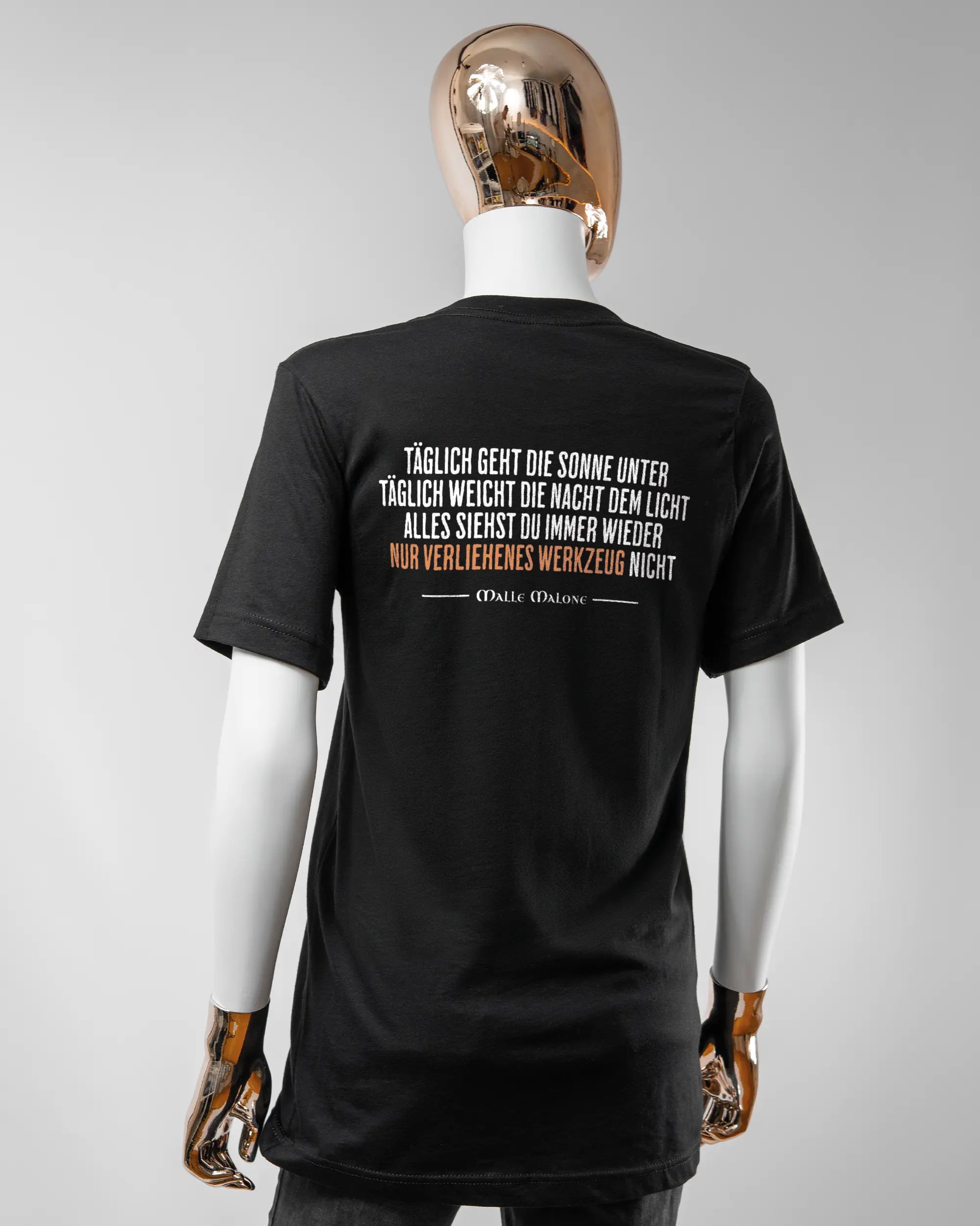 Rückseite des Basic Unisex T-Shirt Light von Maondo mit dem Design Wegzeug in der Farbe Black und in der Größe S getragen von einer femininen Puppe