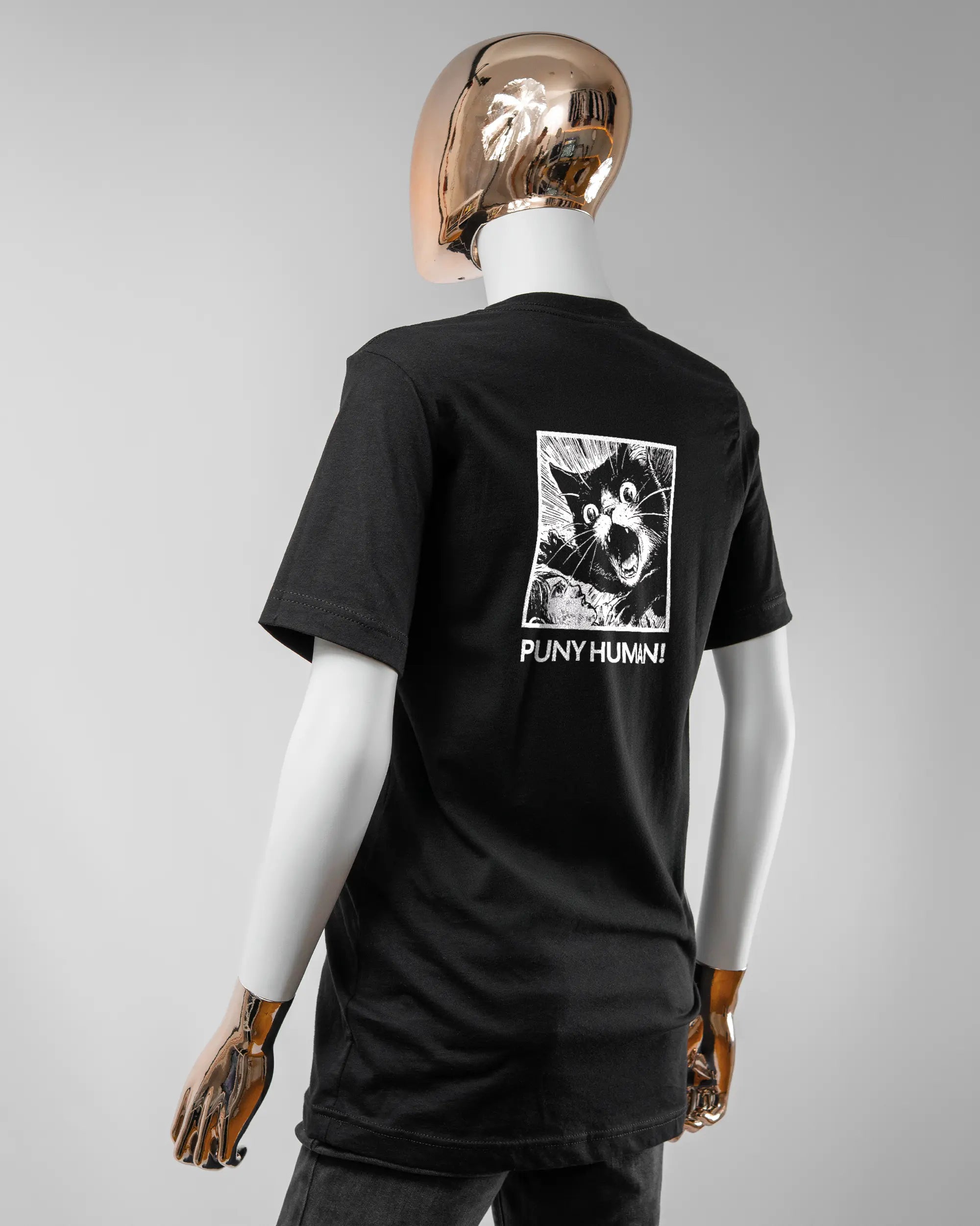 Rückseite des Basic Unisex T-Shirt Light von Maondo mit dem Design Puny Human in der Farbe Black und in der Größe S getragen von einer femininen Puppe