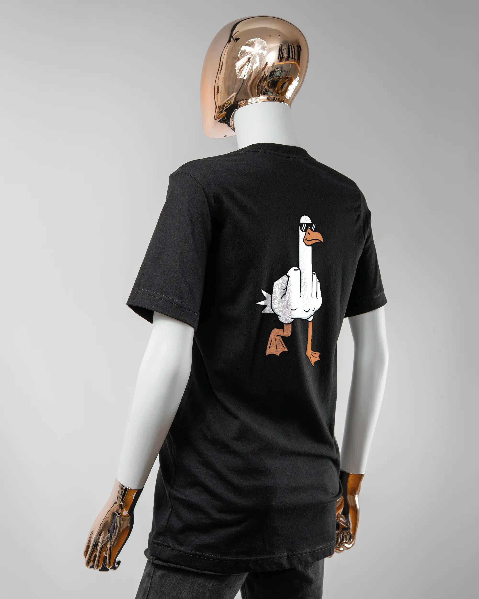 Rückseite des Basic Unisex T-Shirt Light von Maondo mit dem Design I give a duck in der Farbe Black und in der Größe S getragen von einer femininen Puppe