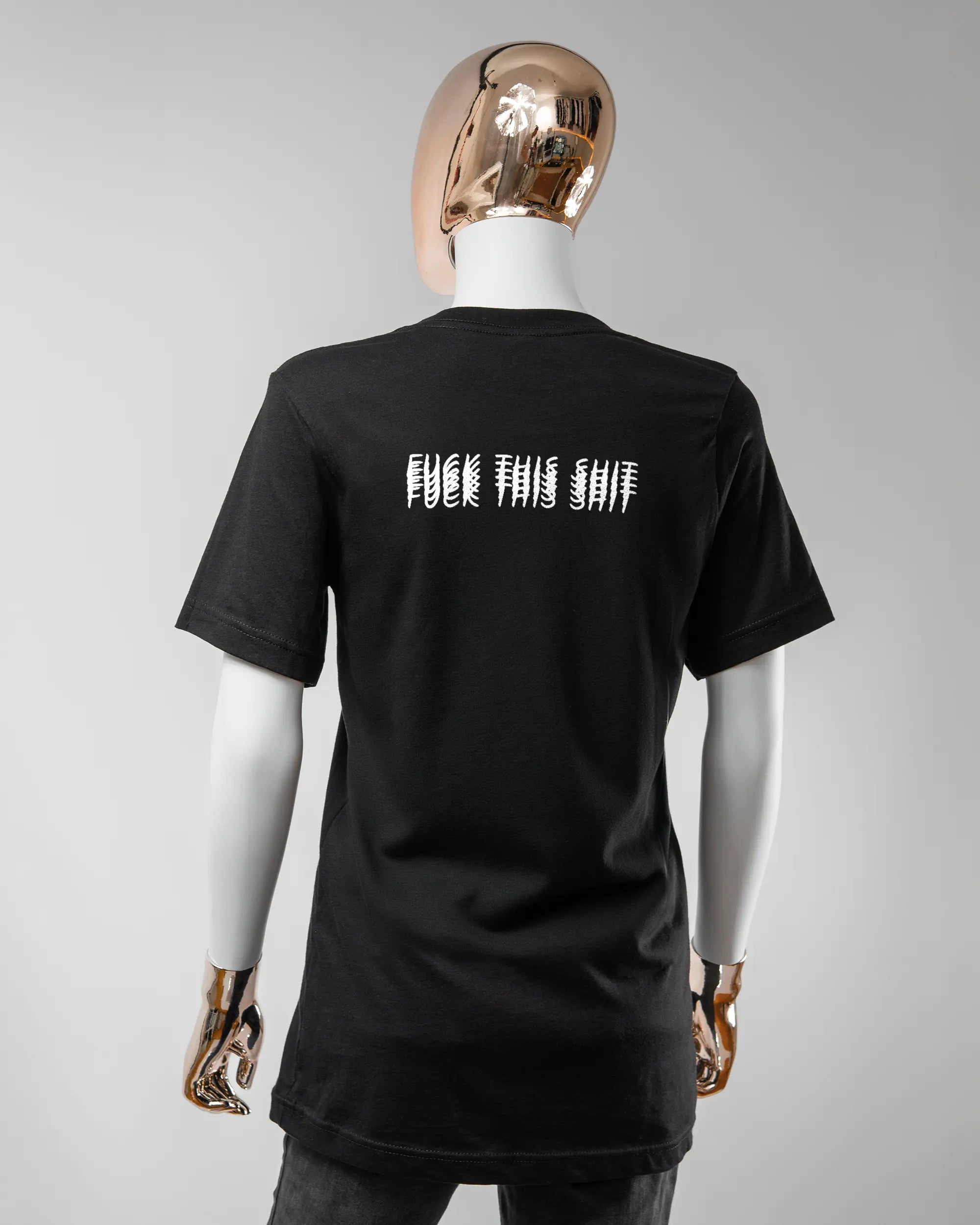 Rückseite des Basic Unisex T-Shirt Light von Maondo mit dem Design Hidden Message in der Farbe Black und in der Größe S getragen von einer femininen Puppe