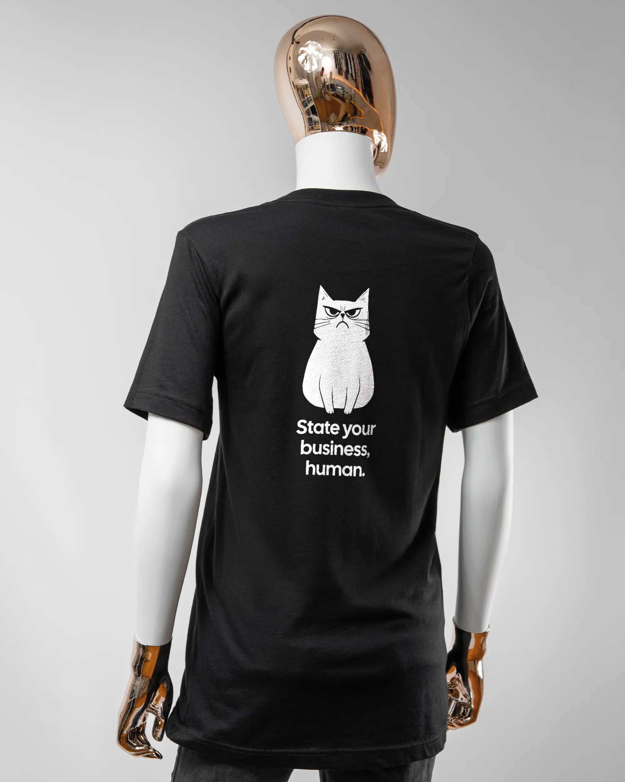 Rückseite des Basic Unisex T-Shirt Light von Maondo mit dem Design Grumpy Purr in der Farbe Black und in der Größe S getragen von einer femininen Puppe