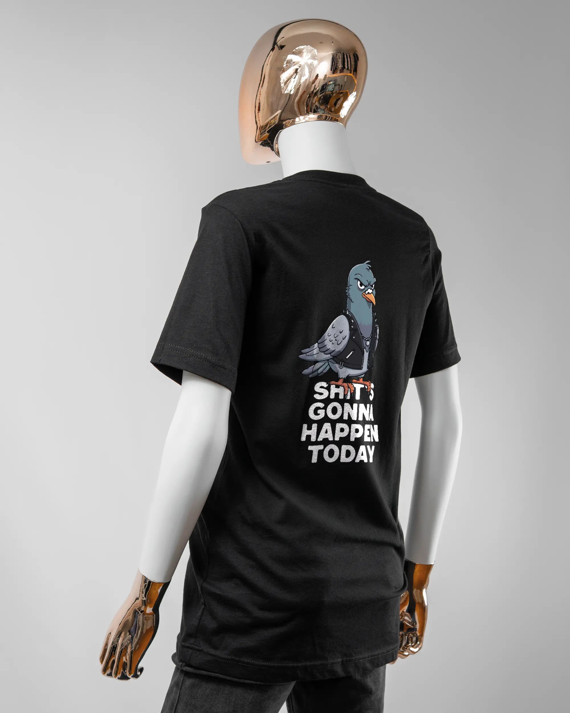 Rückseite des Basic Unisex T-Shirt Light von Maondo mit dem Design Pigeon Pun in der Farbe Black und in der Größe S getragen von einer femininen Puppe
