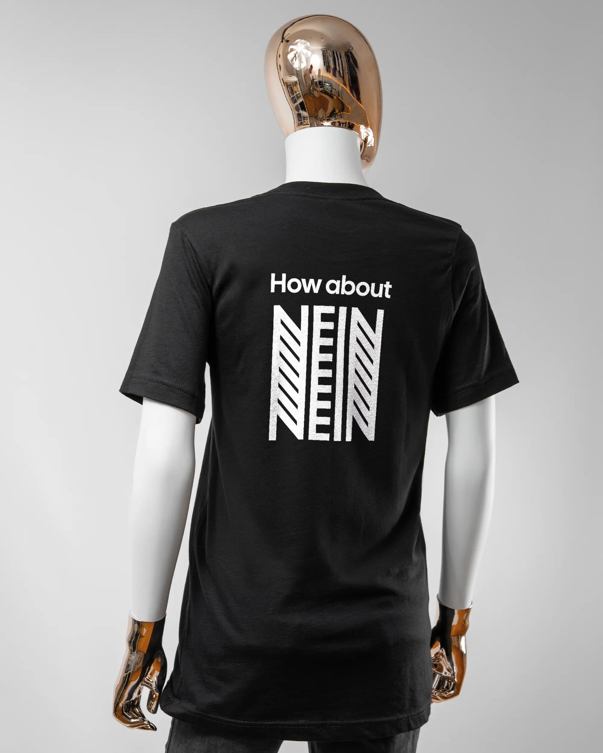 Rückseite des Basic Unisex T-Shirt Light von Maondo mit dem Design How about nein in der Farbe Black und in der Größe S getragen von einer femininen Puppe