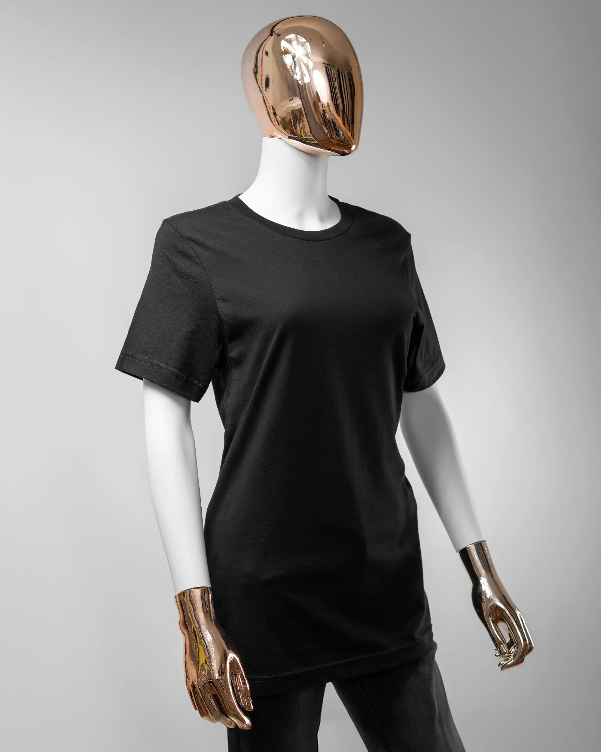 Vorderseite des Basic Unisex T-Shirt Light von Maondo ohne Motiv in der Farbe Black und in der Größe S getragen von einer femininen Puppe