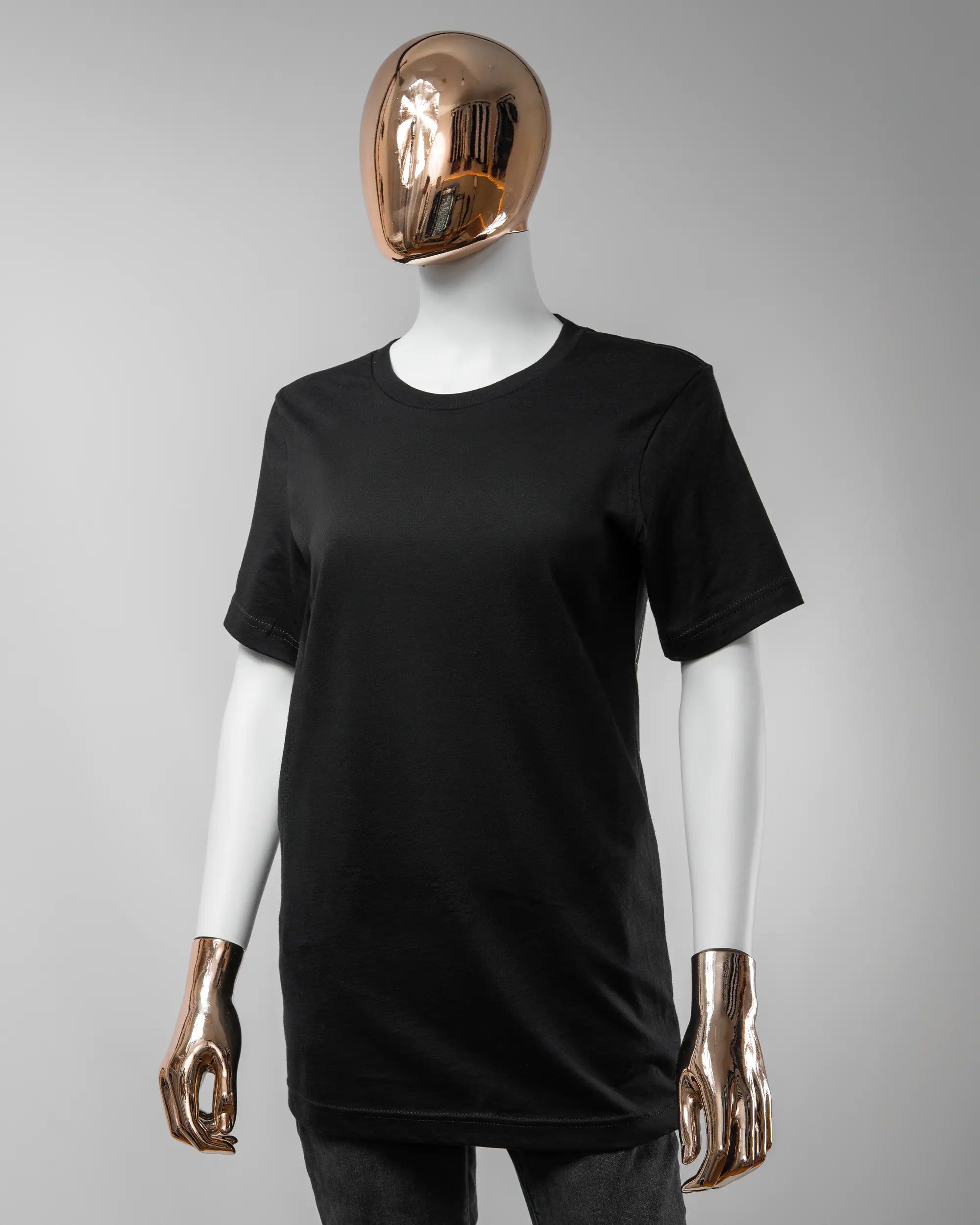 Vorderseite des Basic Unisex T-Shirt Light von Maondo ohne Motiv in der Farbe Black und in der Größe S getragen von einer femininen Puppe