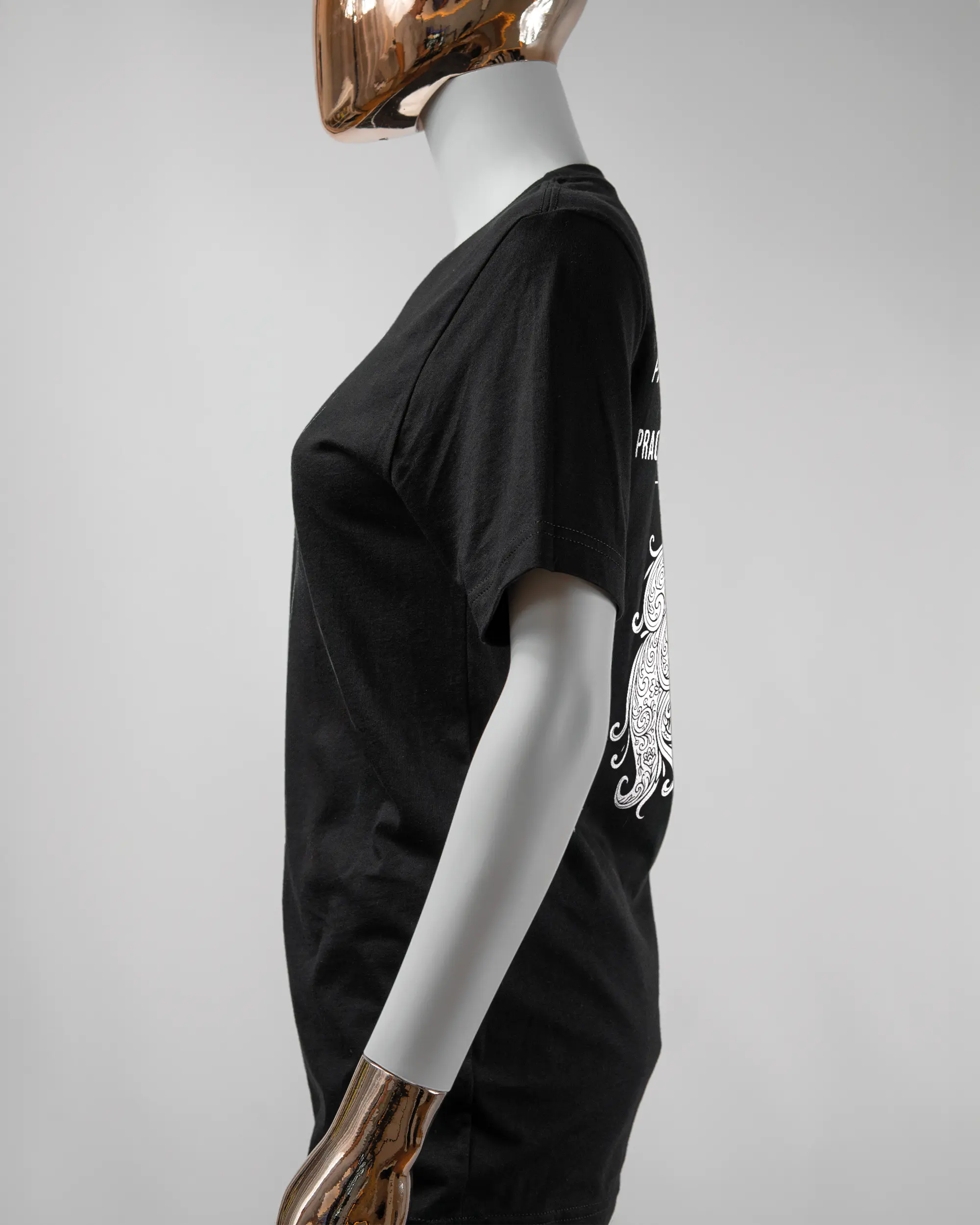 Seitenansicht des Basic Unisex T-Shirt Light von Maondo mit dem Design Trachtentanz hinten in der Farbe Black und in der Größe S getragen von einer femininen Puppe