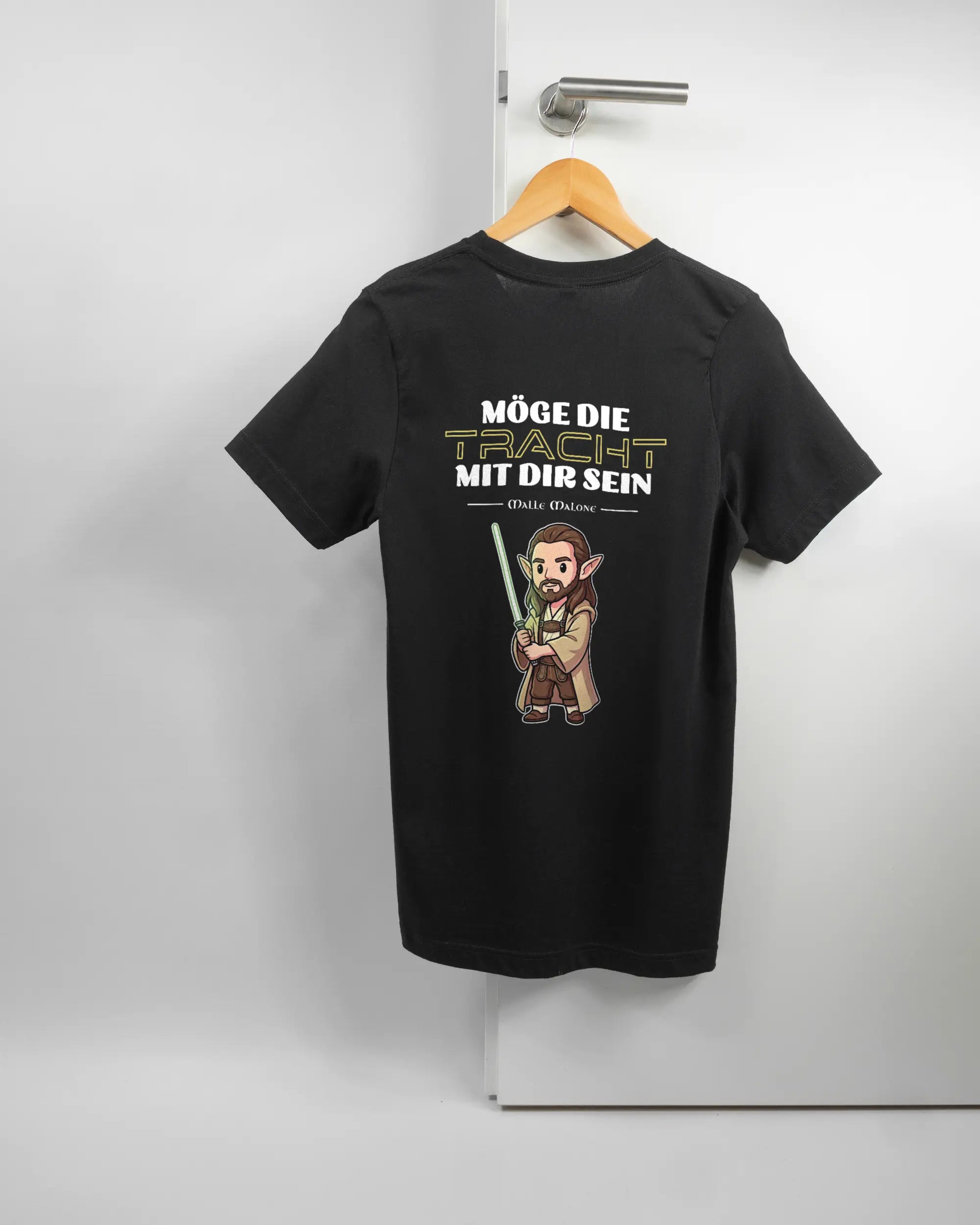 Rückseite des Basic Unisex T-Shirt Light von Maondo mit dem Design Tracht mit dir in der Farbe Black und in der Größe S auf einem Bügel an der Türklinke aufgehängt