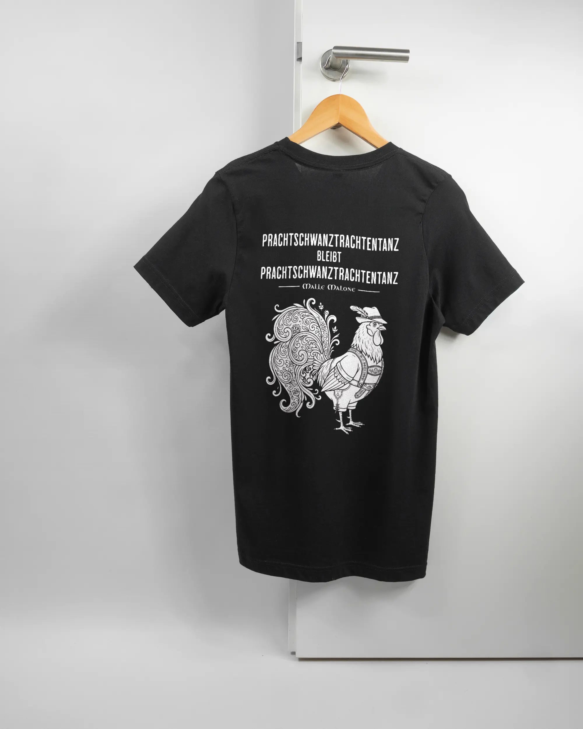 Rückseite des Basic Unisex T-Shirt Light von Maondo mit dem Design Trachtentanz in der Farbe Black und in der Größe S auf einem Bügel an der Türklinke aufgehängt