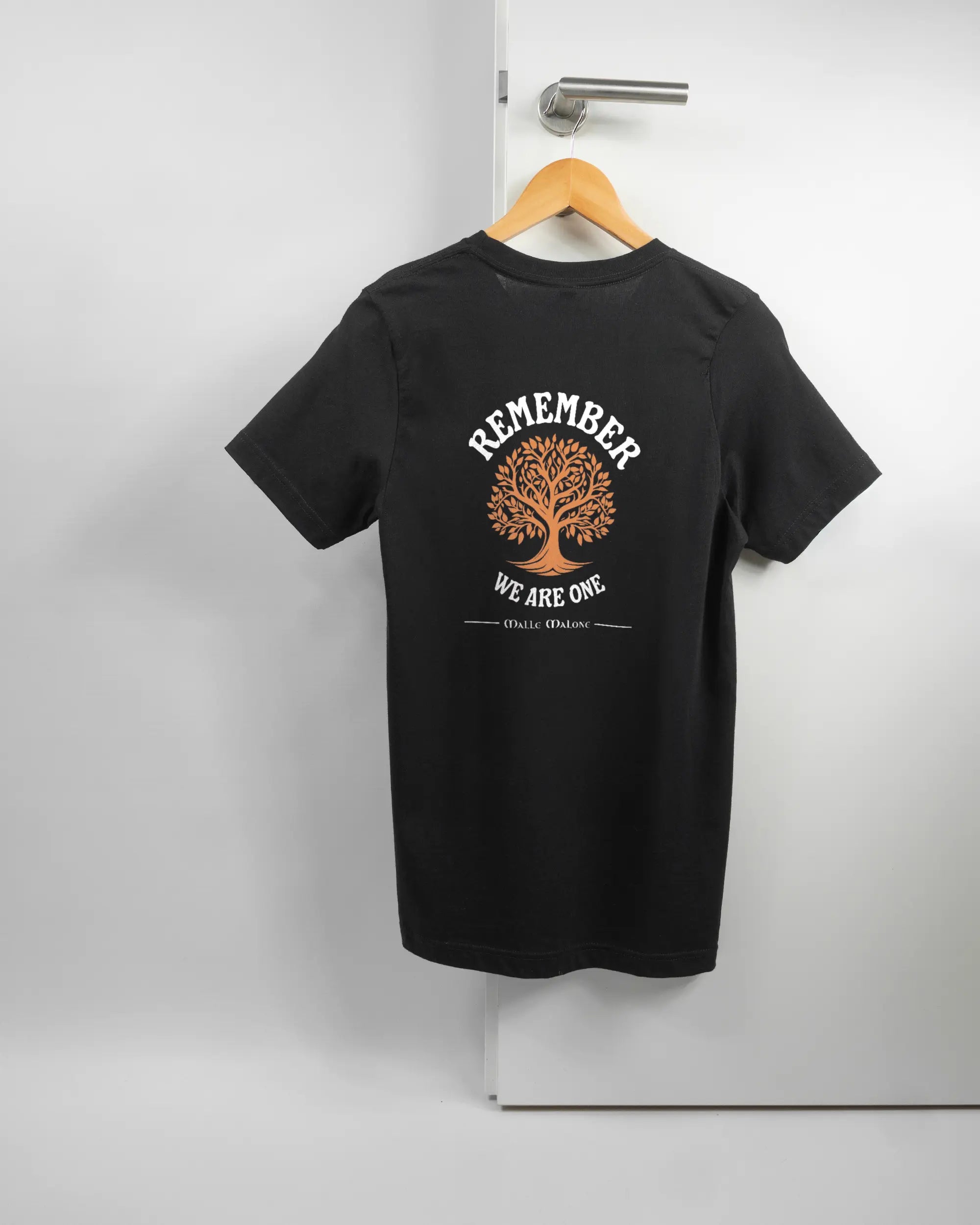 Rückseite des Basic Unisex T-Shirt Light von Maondo mit dem Design We are one in der Farbe Black und in der Größe S auf einem Bügel an der Türklinke aufgehängt