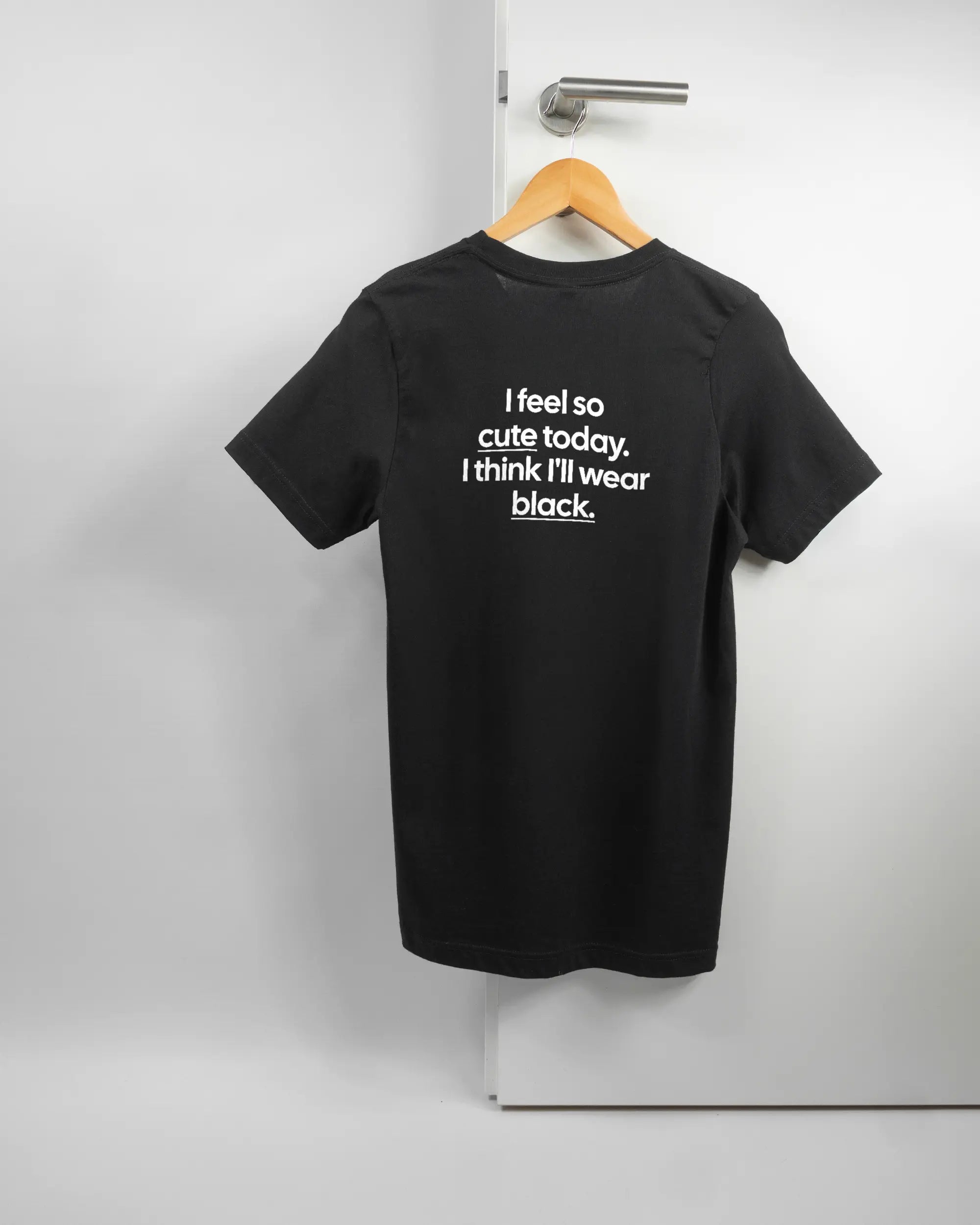 Rückseite des Basic Unisex T-Shirt Light von Maondo mit dem Design Colorful Day in der Farbe Black und in der Größe S auf einem Bügel an der Türklinke aufgehängt