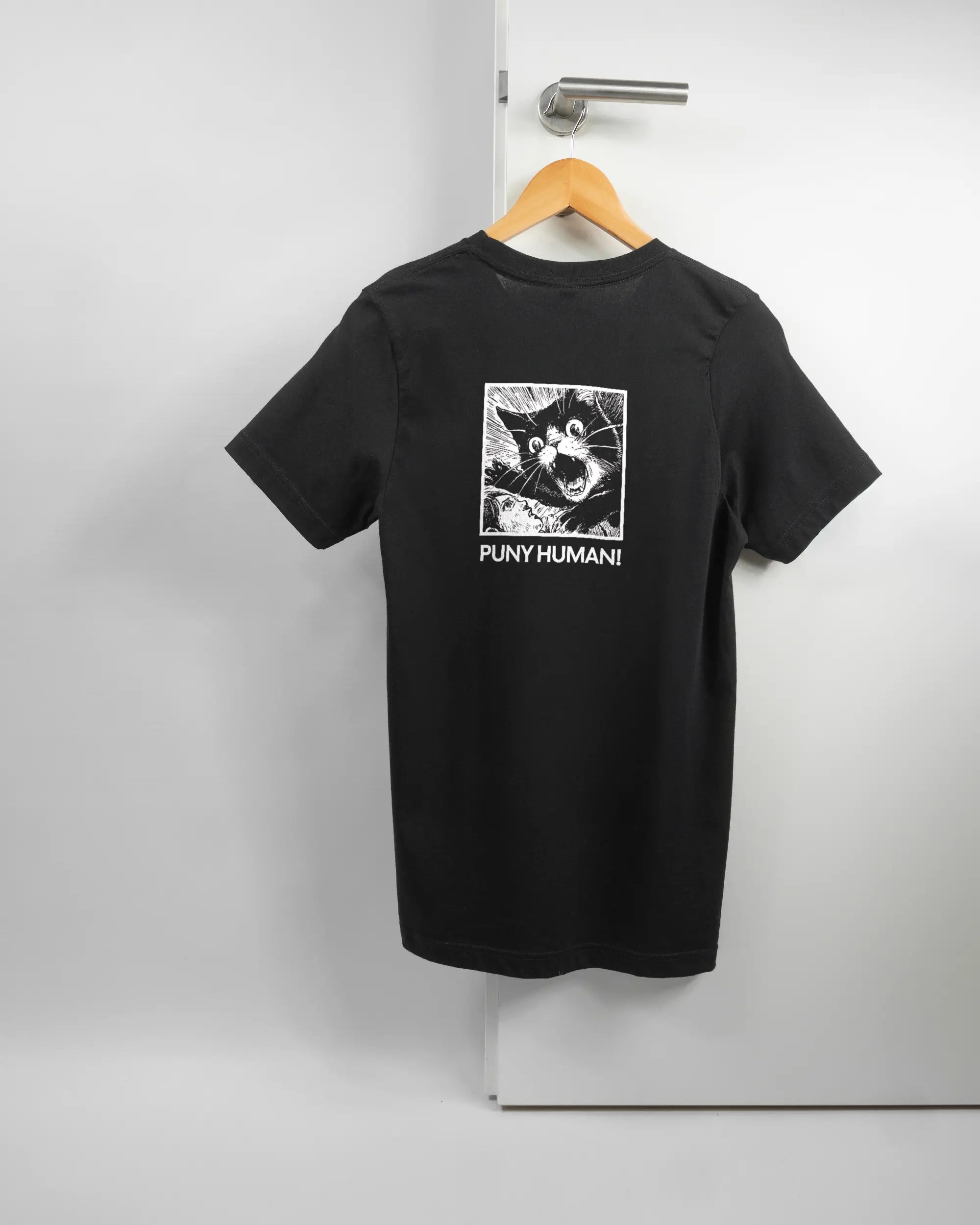 Rückseite des Basic Unisex T-Shirt Light von Maondo mit dem Design Puny Human in der Farbe Black und in der Größe S auf einem Bügel an der Türklinke aufgehängt