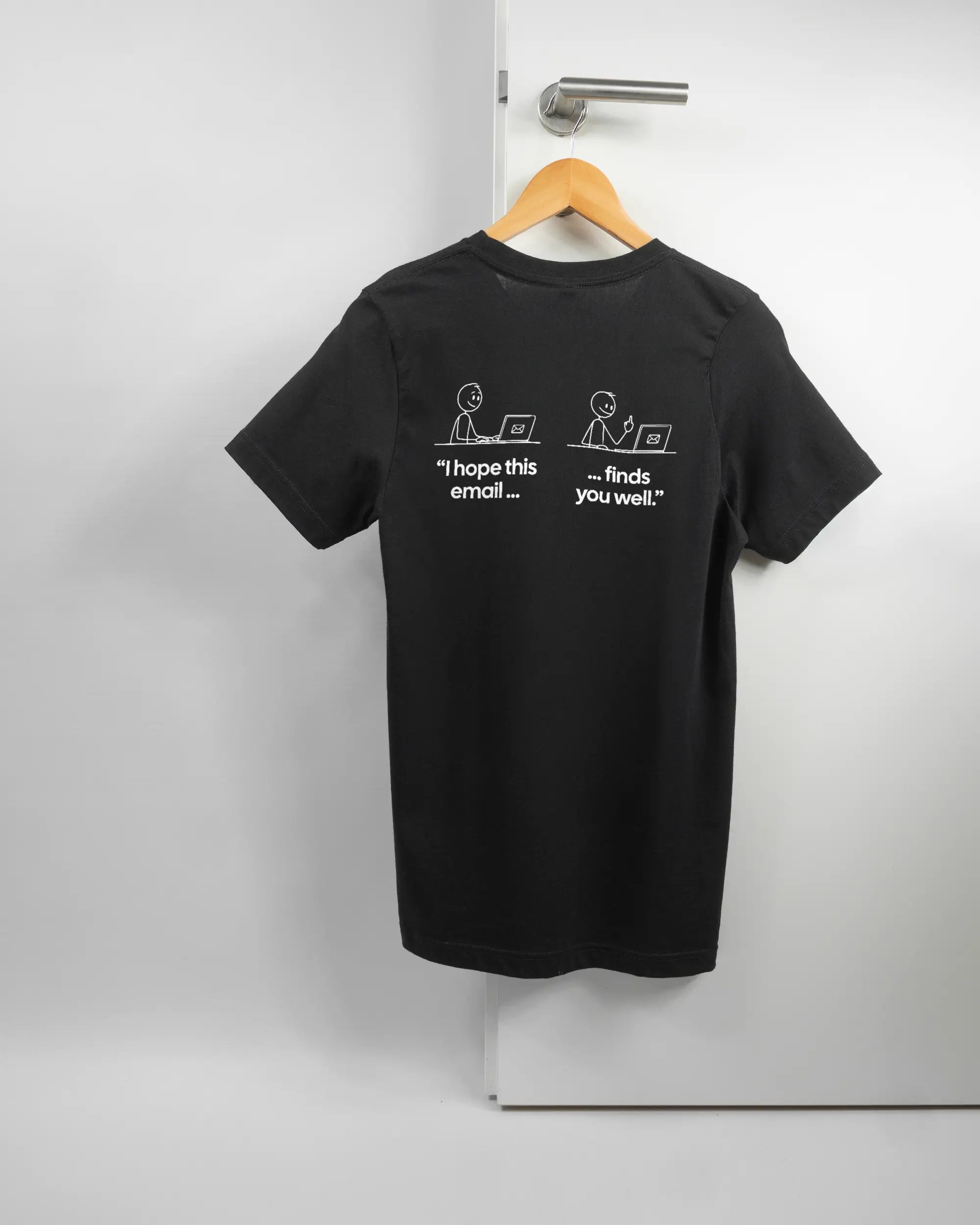 Rückseite des Basic Unisex T-Shirt Light von Maondo mit dem Design Found me not well in der Farbe Black und in der Größe S auf einem Bügel an der Türklinke aufgehängt