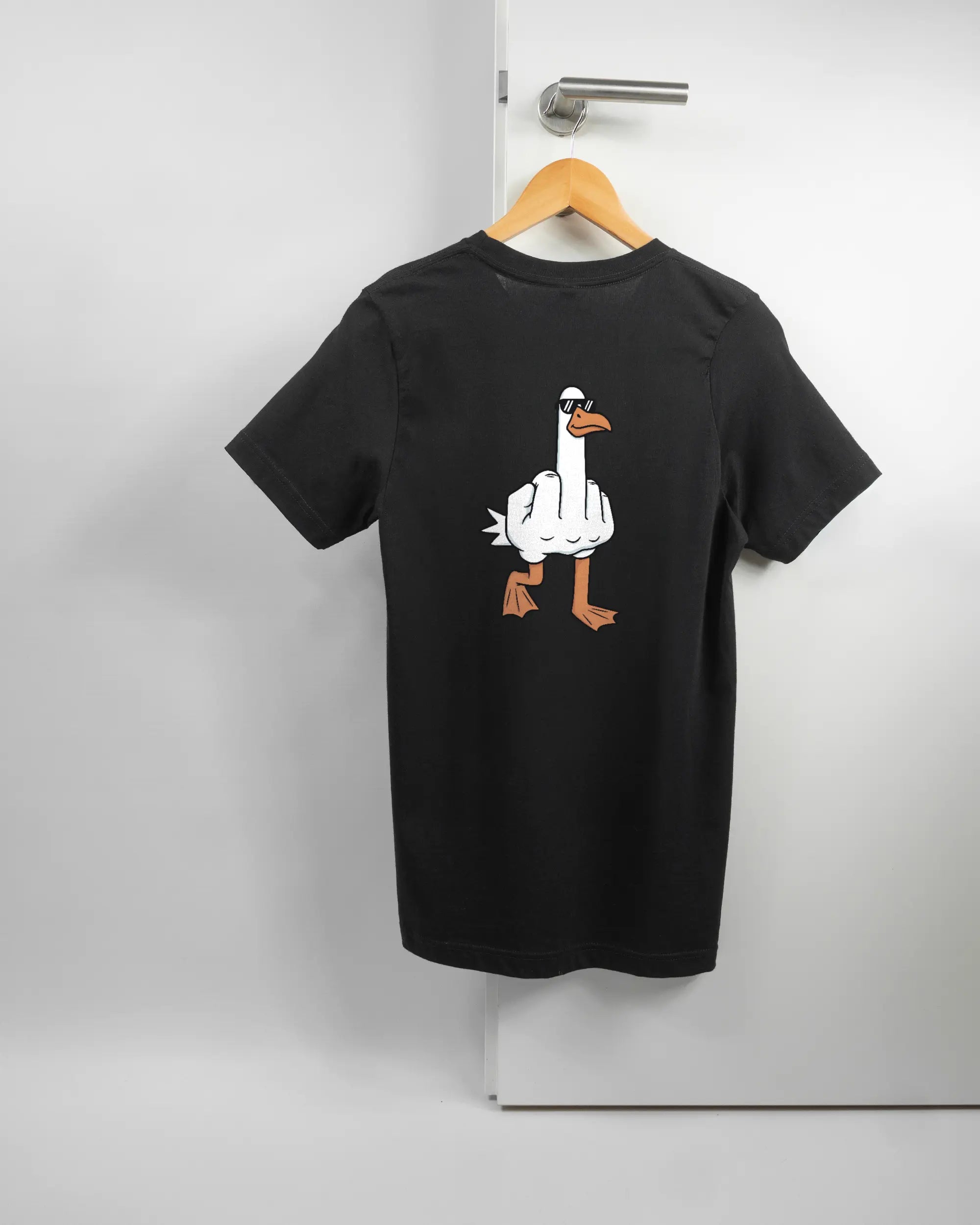 Rückseite des Basic Unisex T-Shirt Light von Maondo mit dem Design I give a duck in der Farbe Black und in der Größe S auf einem Bügel an der Türklinke aufgehängt