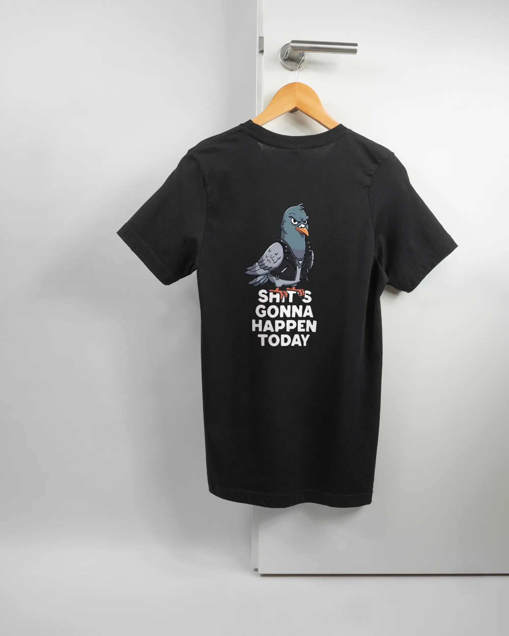 Rückseite des Basic Unisex T-Shirt Light von Maondo mit dem Design Pigeon Pun in der Farbe Black und in der Größe S auf einem Bügel an der Türklinke aufgehängt