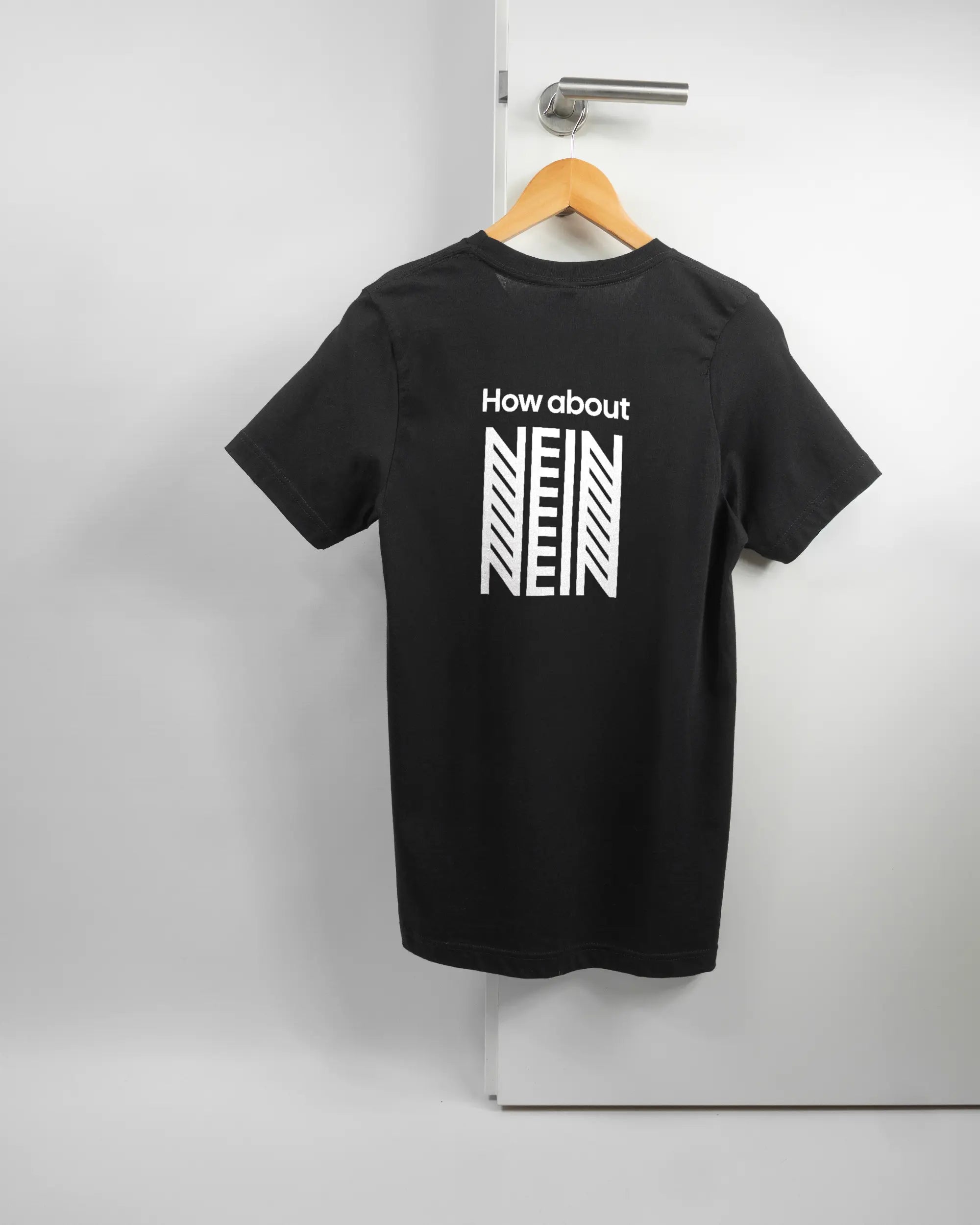 Rückseite des Basic Unisex T-Shirt Light von Maondo mit dem Design How about nein in der Farbe Black und in der Größe S auf einem Bügel an der Türklinke aufgehängt