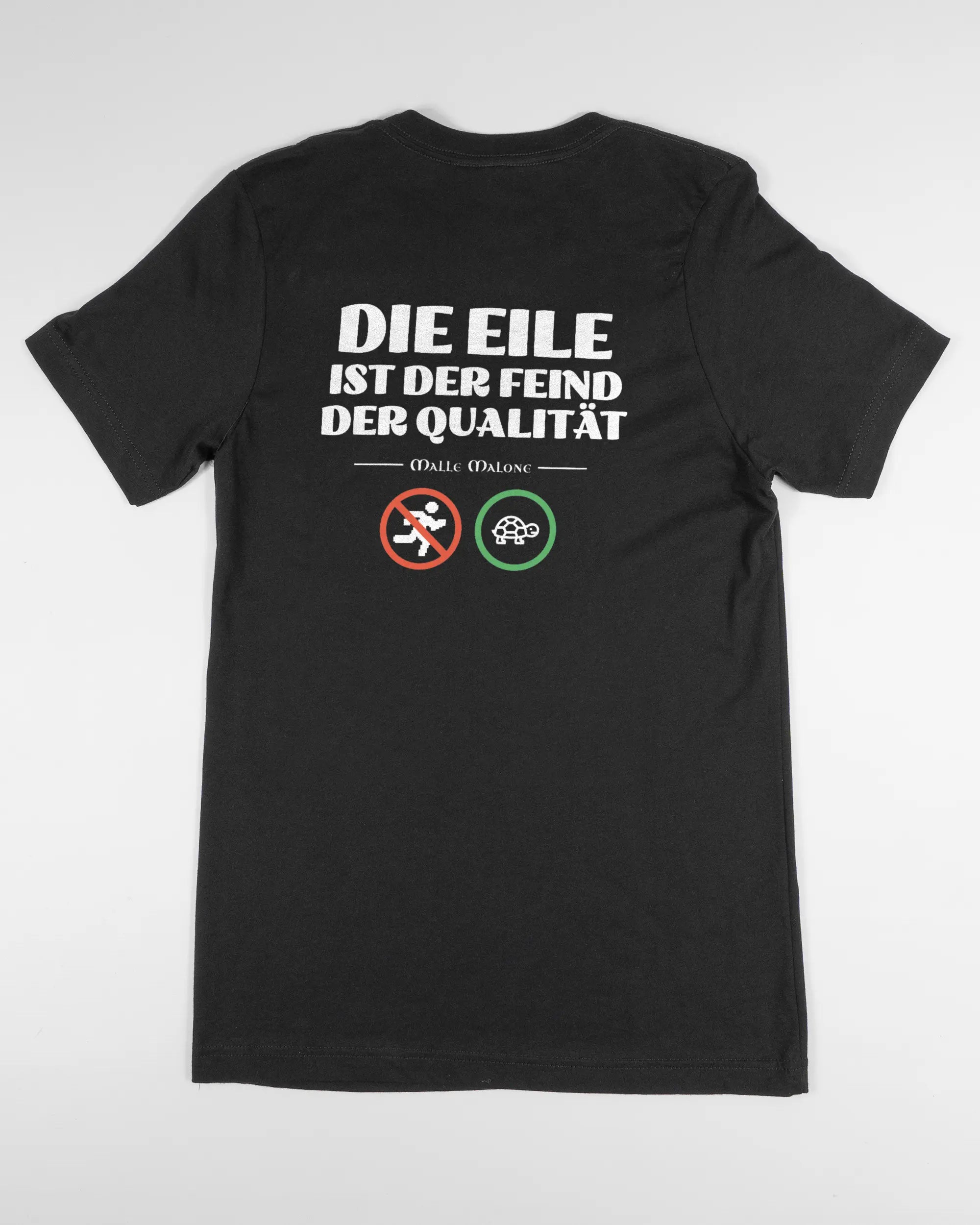 Rückseite des Basic Unisex T-Shirt Light von Maondo mit dem Design Keine Eile in der Farbe Black und in der Größe S flach auf den Boden gelegt