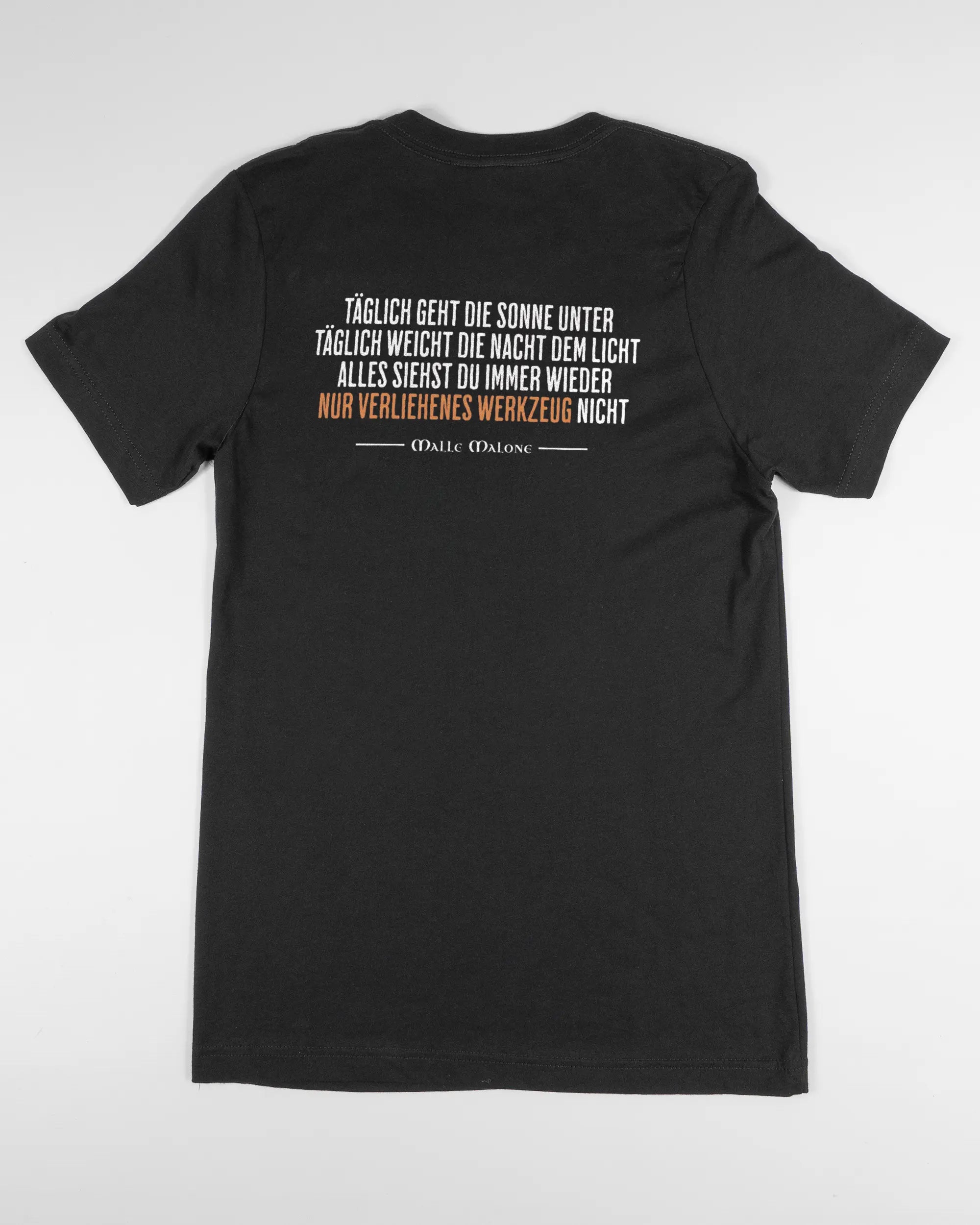 Rückseite des Basic Unisex T-Shirt Light von Maondo mit dem Design Wegzeug in der Farbe Black und in der Größe S flach auf den Boden gelegt