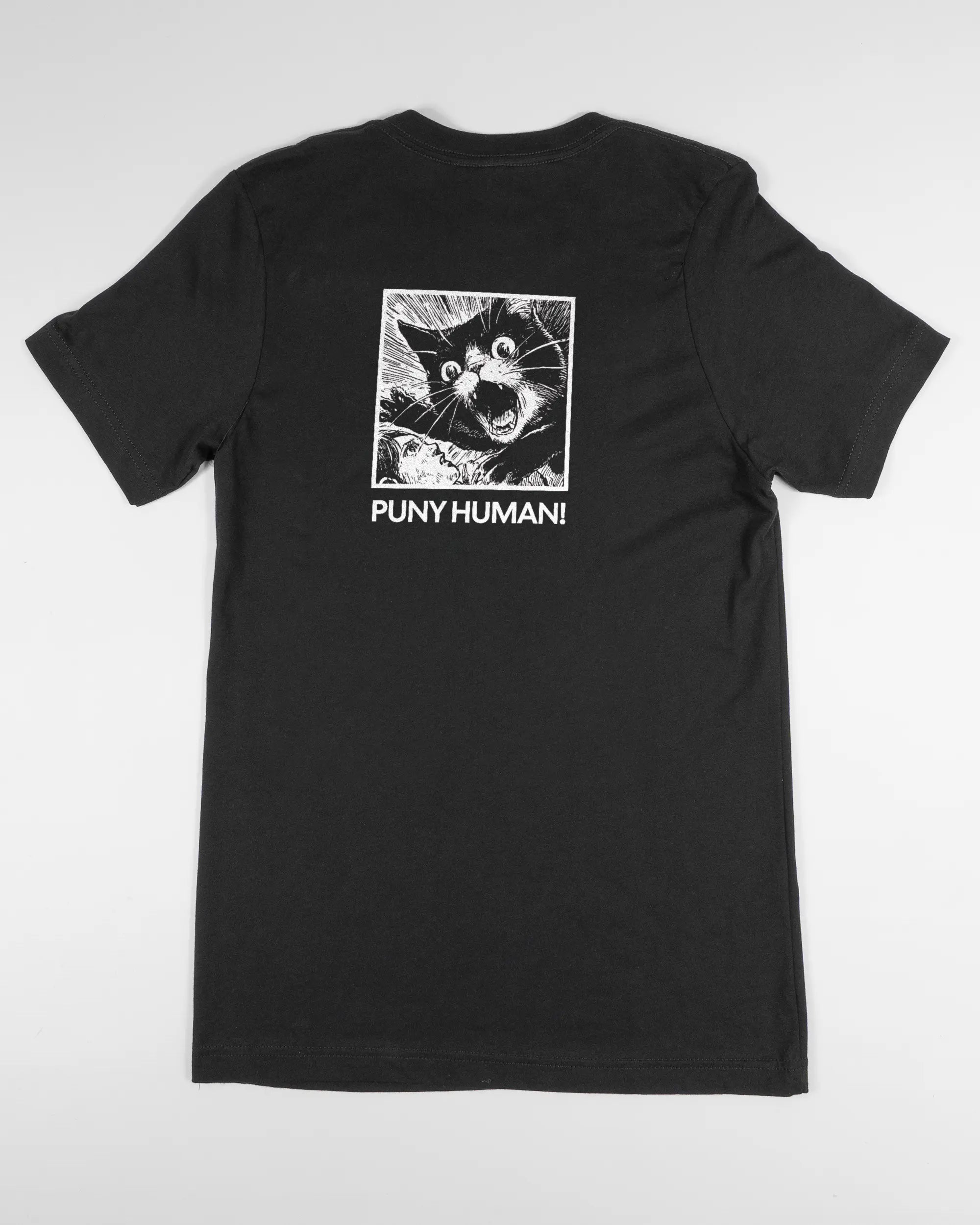 Rückseite des Basic Unisex T-Shirt Light von Maondo mit dem Design Puny Human in der Farbe Black und in der Größe S flach auf den Boden gelegt