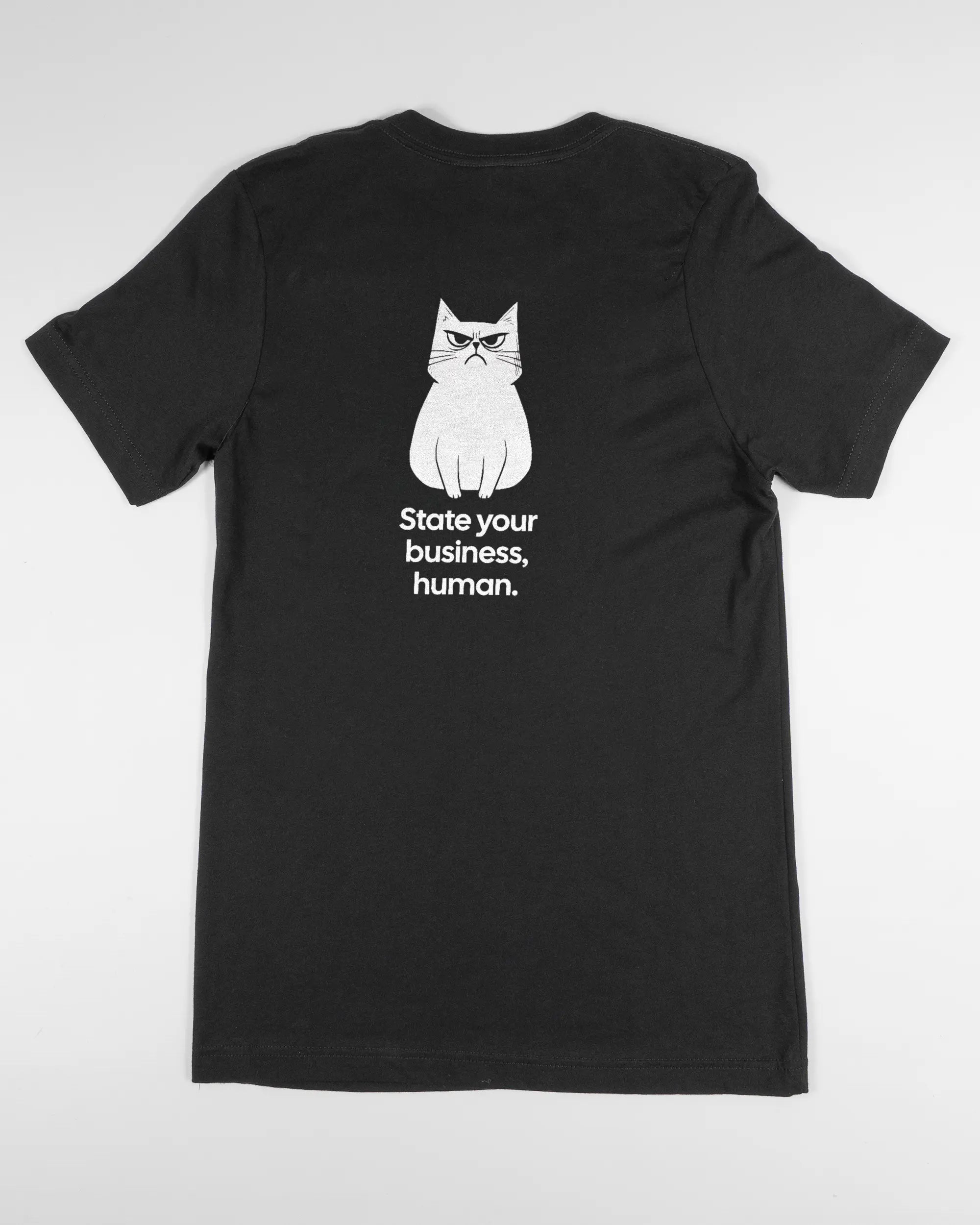 Rückseite des Basic Unisex T-Shirt Light von Maondo mit dem Design Grumpy Purr in der Farbe Black und in der Größe S flach auf den Boden gelegt