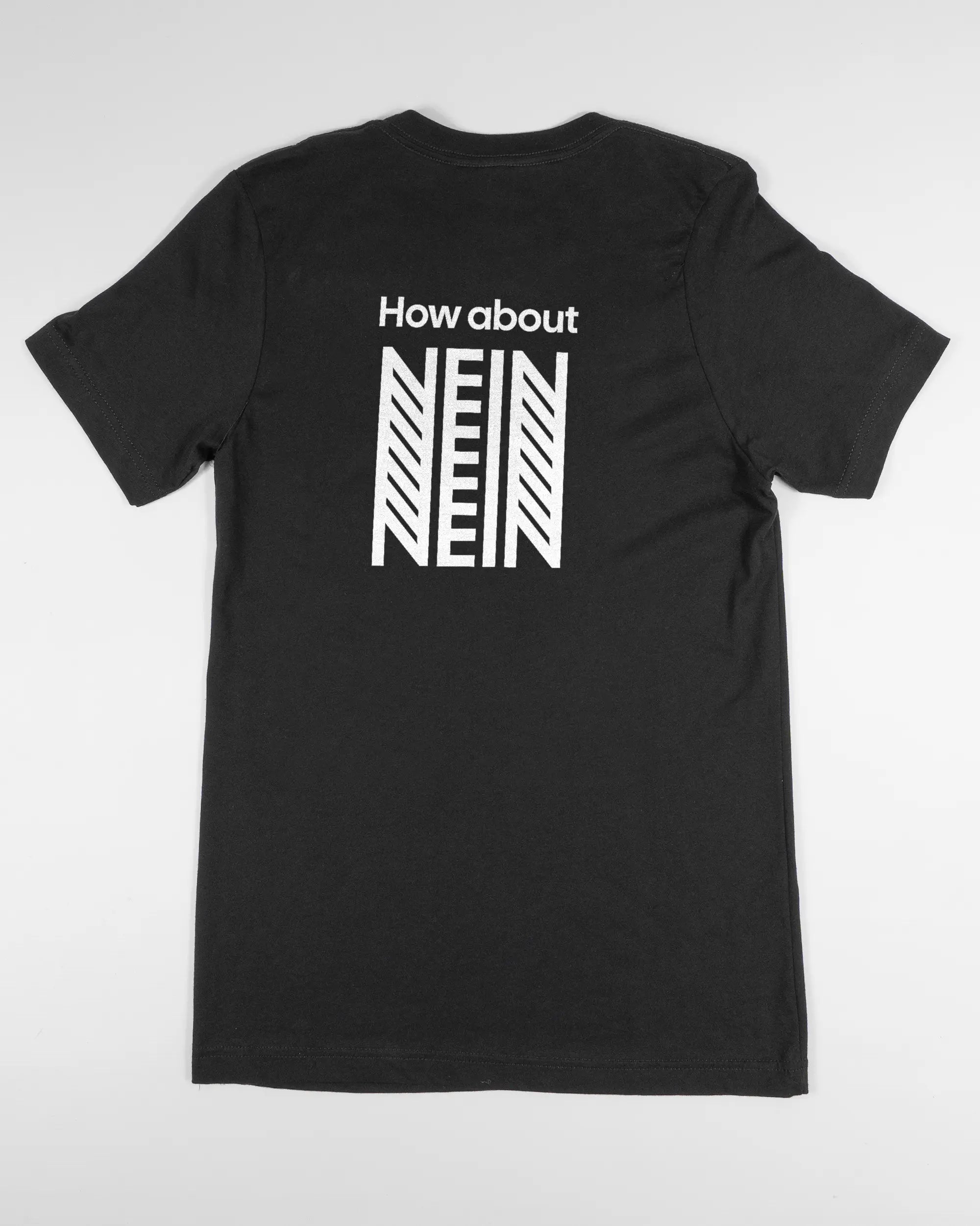 Rückseite des Basic Unisex T-Shirt Light von Maondo mit dem Design How about nein in der Farbe Black und in der Größe S flach auf den Boden gelegt