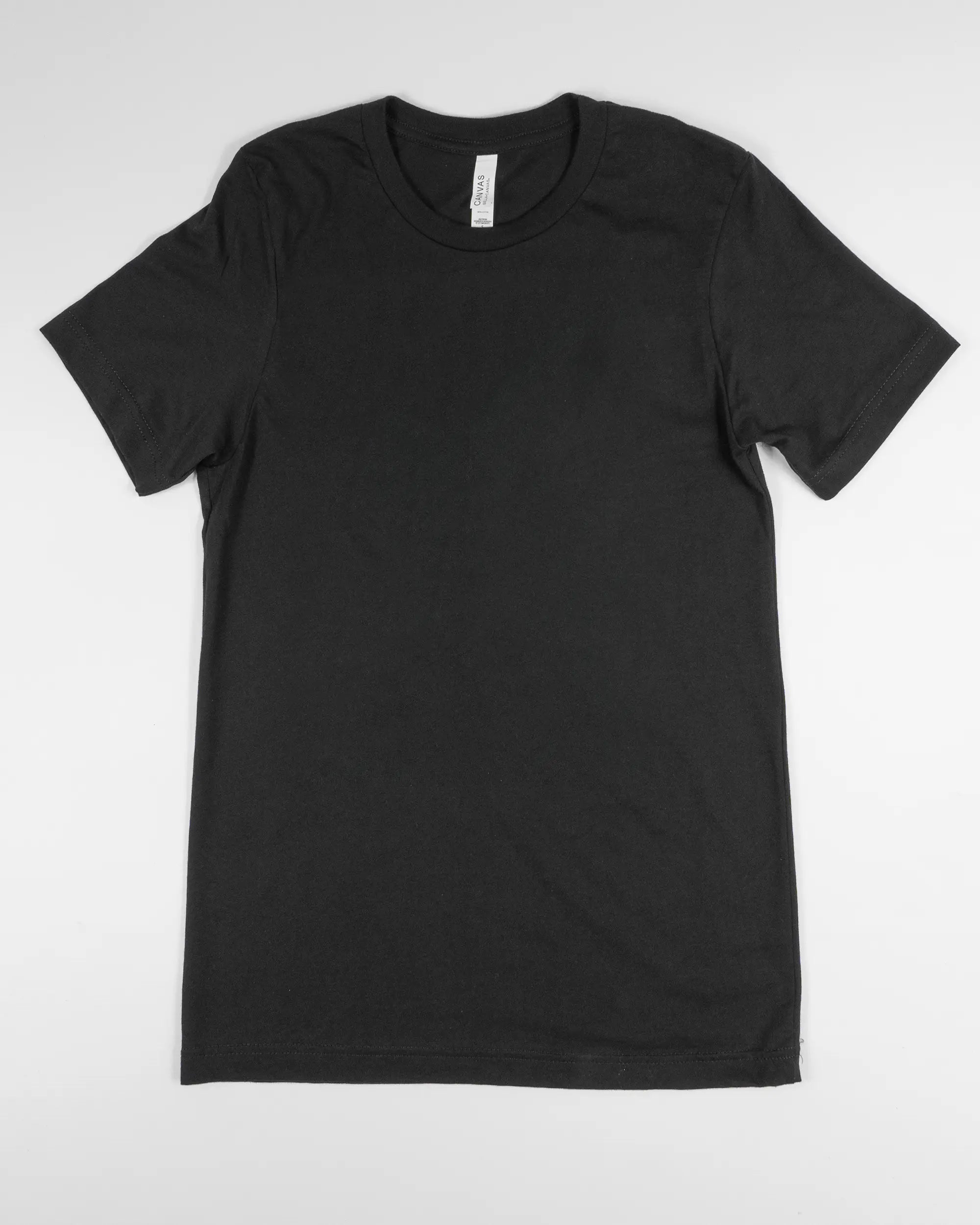 Vorderseite des Basic Unisex T-Shirt Light von Maondo ohne Motiv in der Farbe Black und in der Größe S flach auf den Boden gelegt
