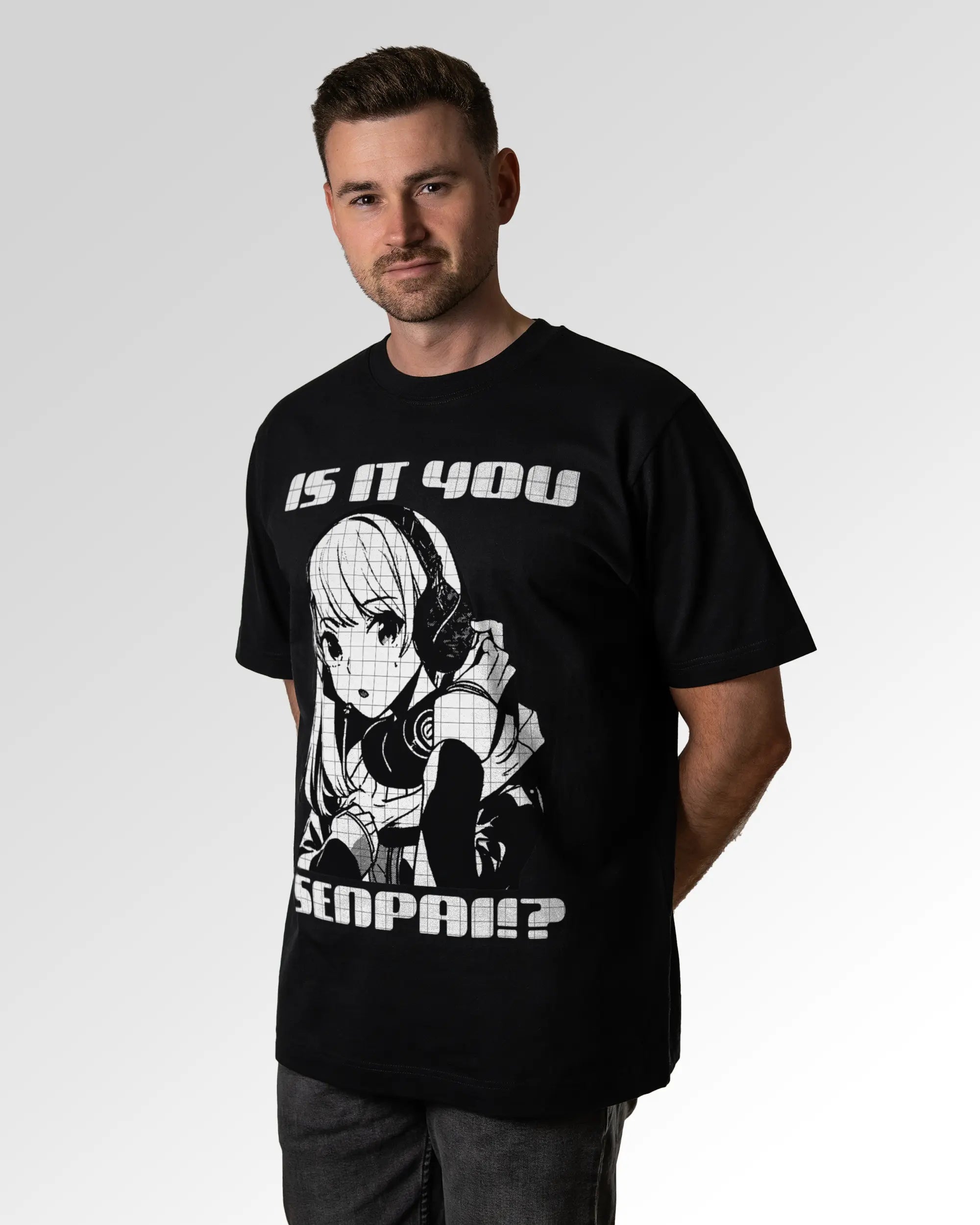 Primärer Modelshot der Druckseite des Organic Unisex T-Shirts von Maondo im Oversized Fit mit dem Design Senpai it is in der Farbe Black