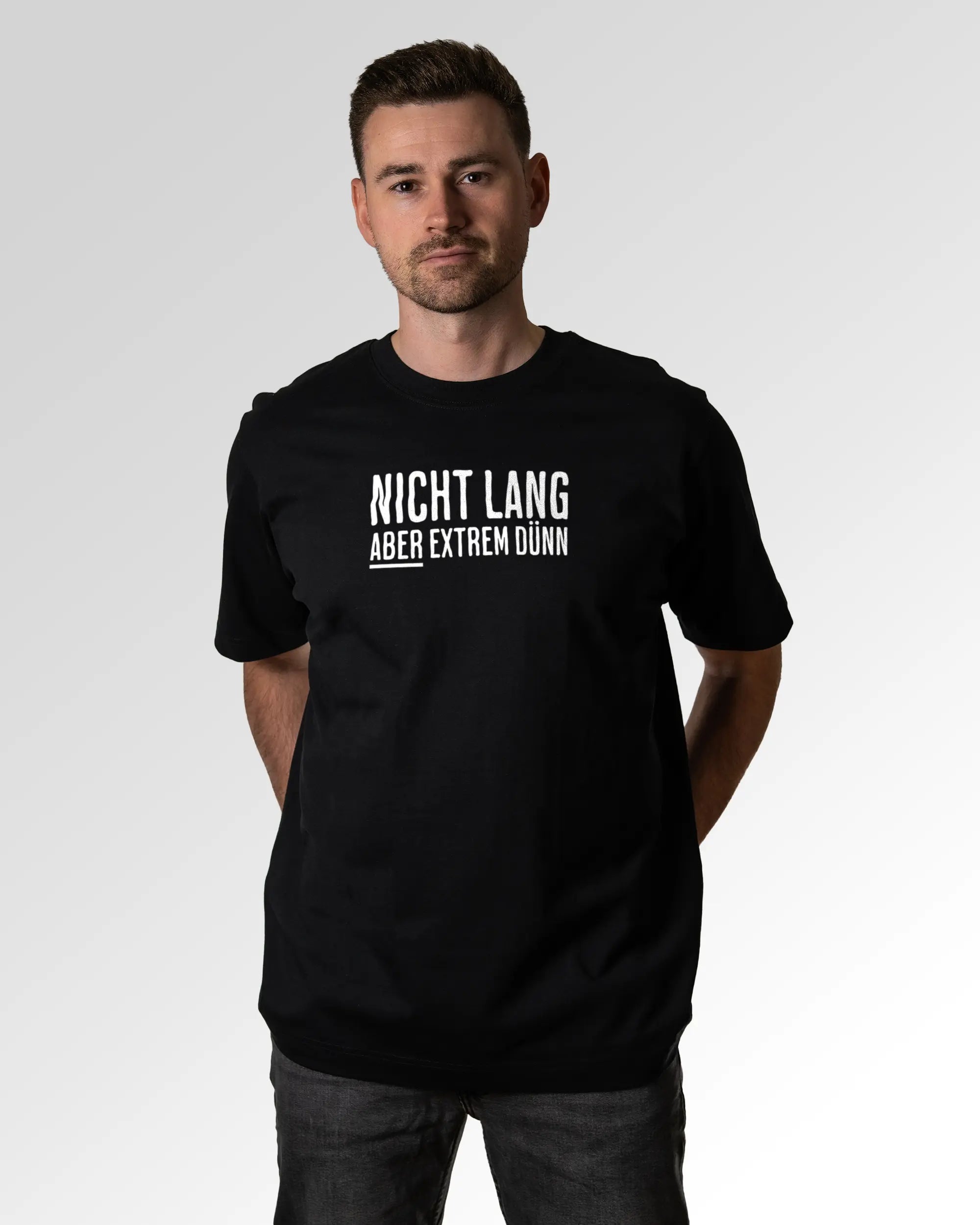 Primärer Modelshot der Druckseite des Organic Unisex T-Shirts von Maondo im Oversized Fit mit dem Design Zu kurz geraten in der Farbe Black