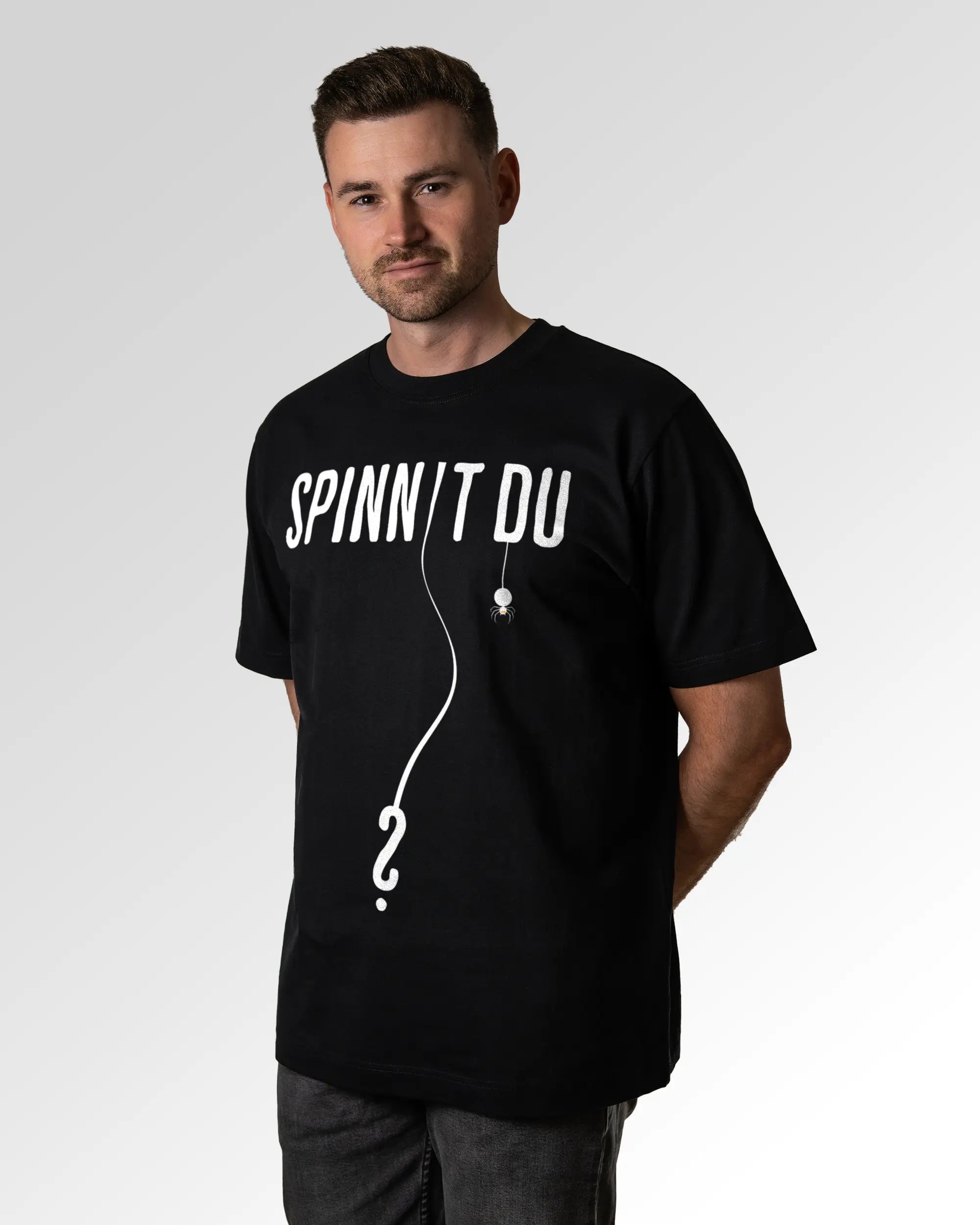 Primärer Modelshot der Druckseite des Organic Unisex T-Shirts von Maondo im Oversized Fit mit dem Design Spinnst du? in der Farbe Black