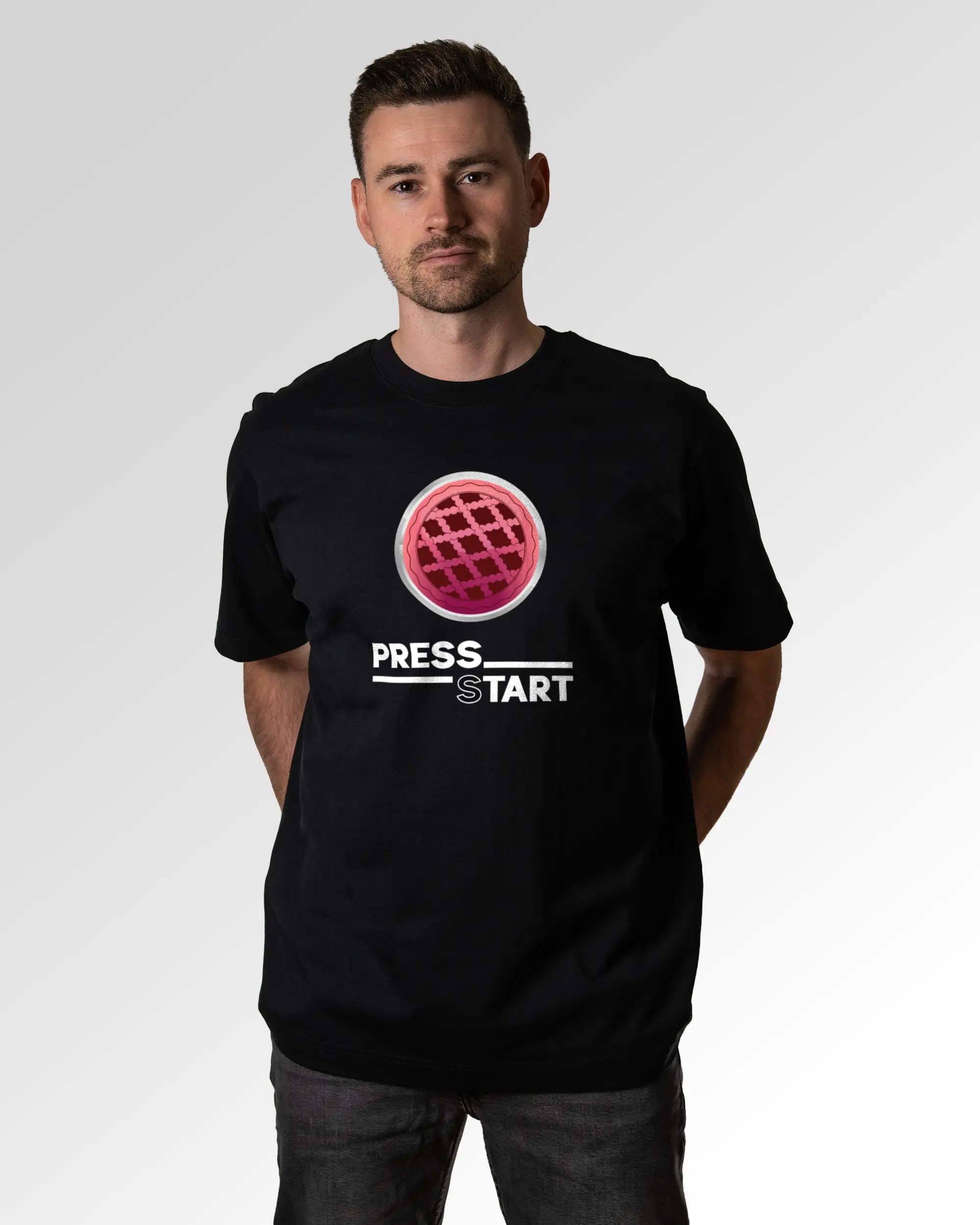 Primärer Modelshot der Druckseite des Organic Unisex T-Shirts von Maondo im Oversized Fit mit dem Design Press Tart in der Farbe Black