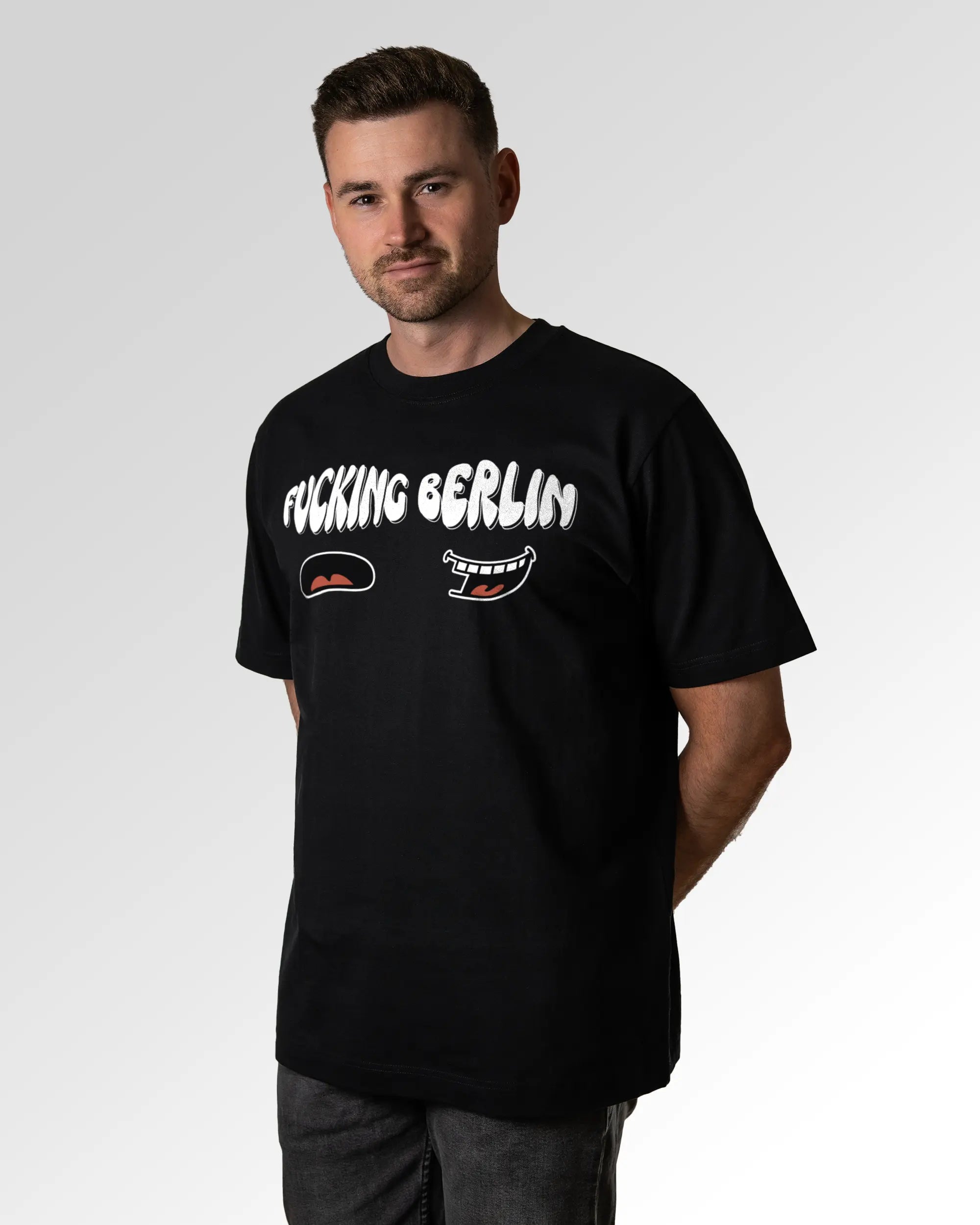 Primärer Modelshot der Druckseite des Organic Unisex T-Shirts von Maondo im Oversized Fit mit dem Design F Berlin in der Farbe Black