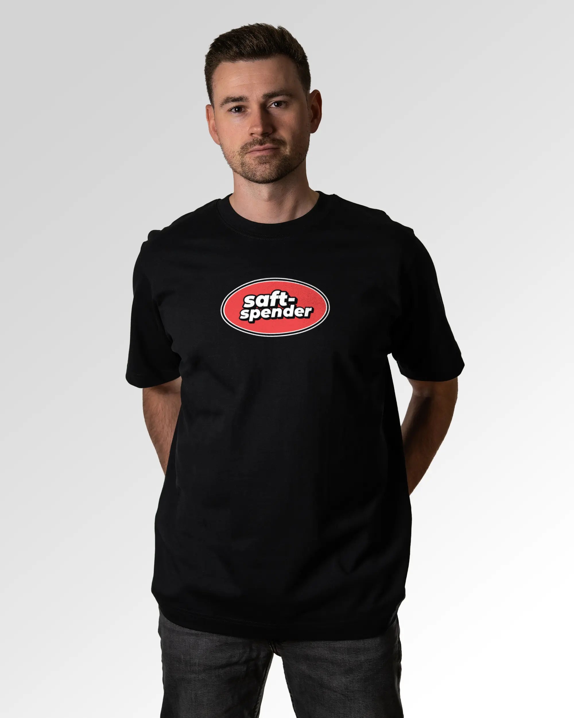 Primärer Modelshot der Druckseite des Organic Unisex T-Shirts von Maondo im Oversized Fit mit dem Design Saftspender in der Farbe Black