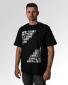Primärer Modelshot der Druckseite des Organic Unisex T-Shirts von Maondo im Oversized Fit mit dem Design Basically ein T-Shirt in der Farbe Black