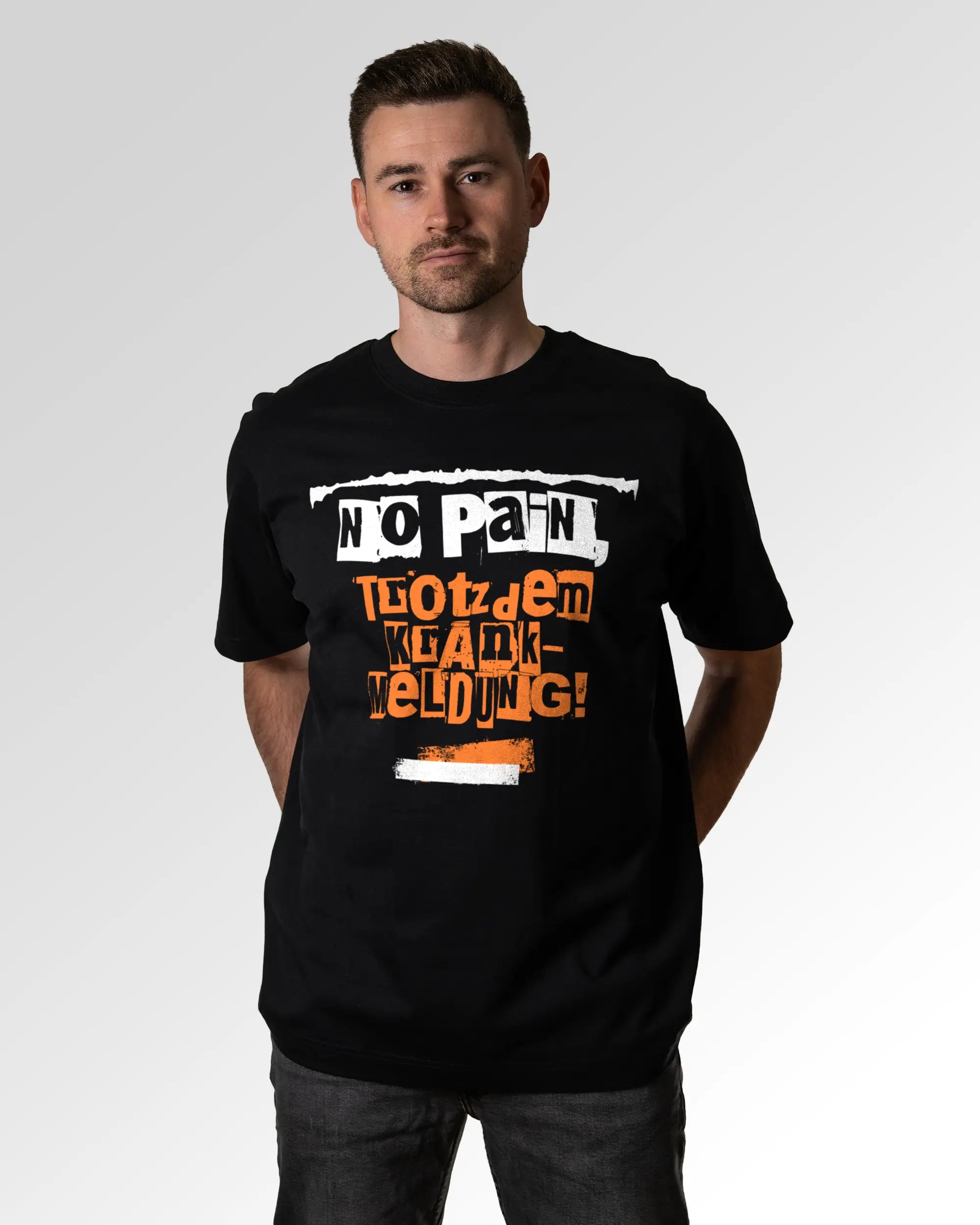 Primärer Modelshot der Druckseite des Organic Unisex T-Shirts von Maondo im Oversized Fit mit dem Design Krankmeldung in der Farbe Black