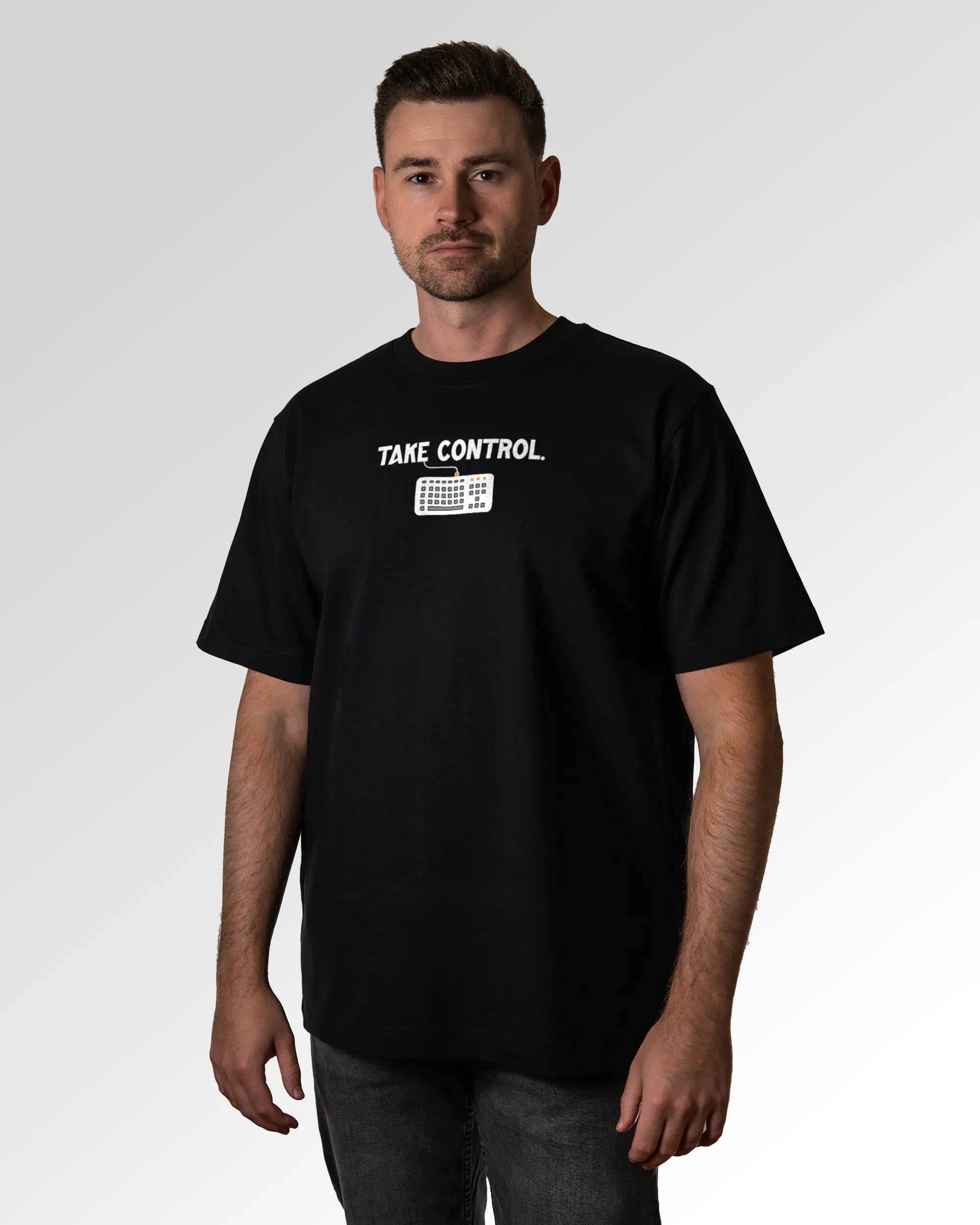Primärer Modelshot der Druckseite des Organic Unisex T-Shirts von Maondo im Oversized Fit mit dem Design Take Control in der Farbe Black
