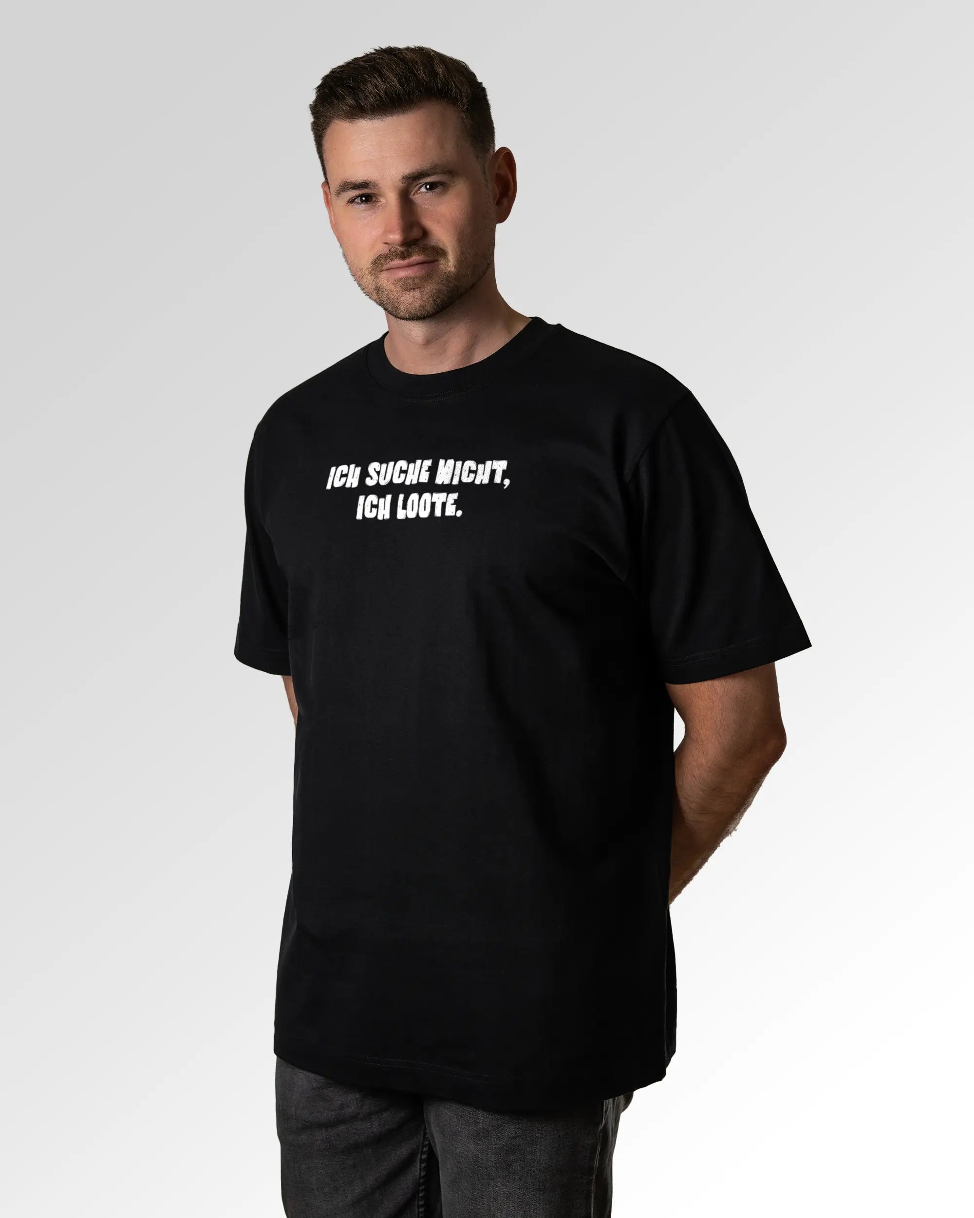 Primärer Modelshot der Druckseite des Organic Unisex T-Shirts von Maondo im Oversized Fit mit dem Design Ich suche nicht in der Farbe Black