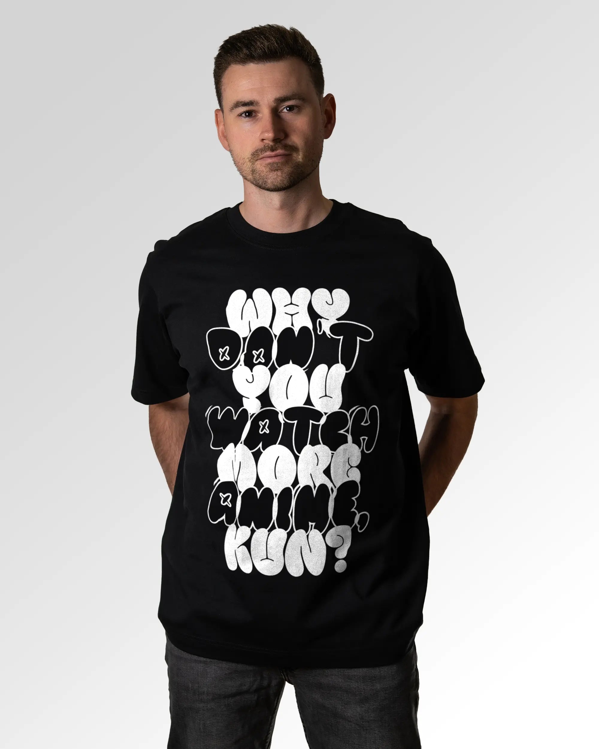 Primärer Modelshot der Druckseite des Organic Unisex T-Shirts von Maondo im Oversized Fit mit dem Design Anime Kun in der Farbe Black