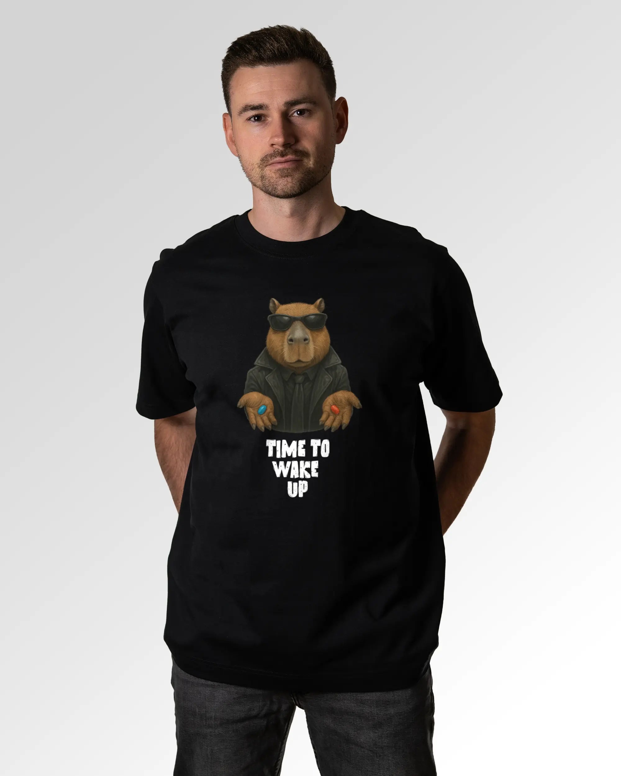 Primärer Modelshot der Druckseite des Organic Unisex T-Shirts von Maondo im Oversized Fit mit dem Design Wake up in der Farbe Black