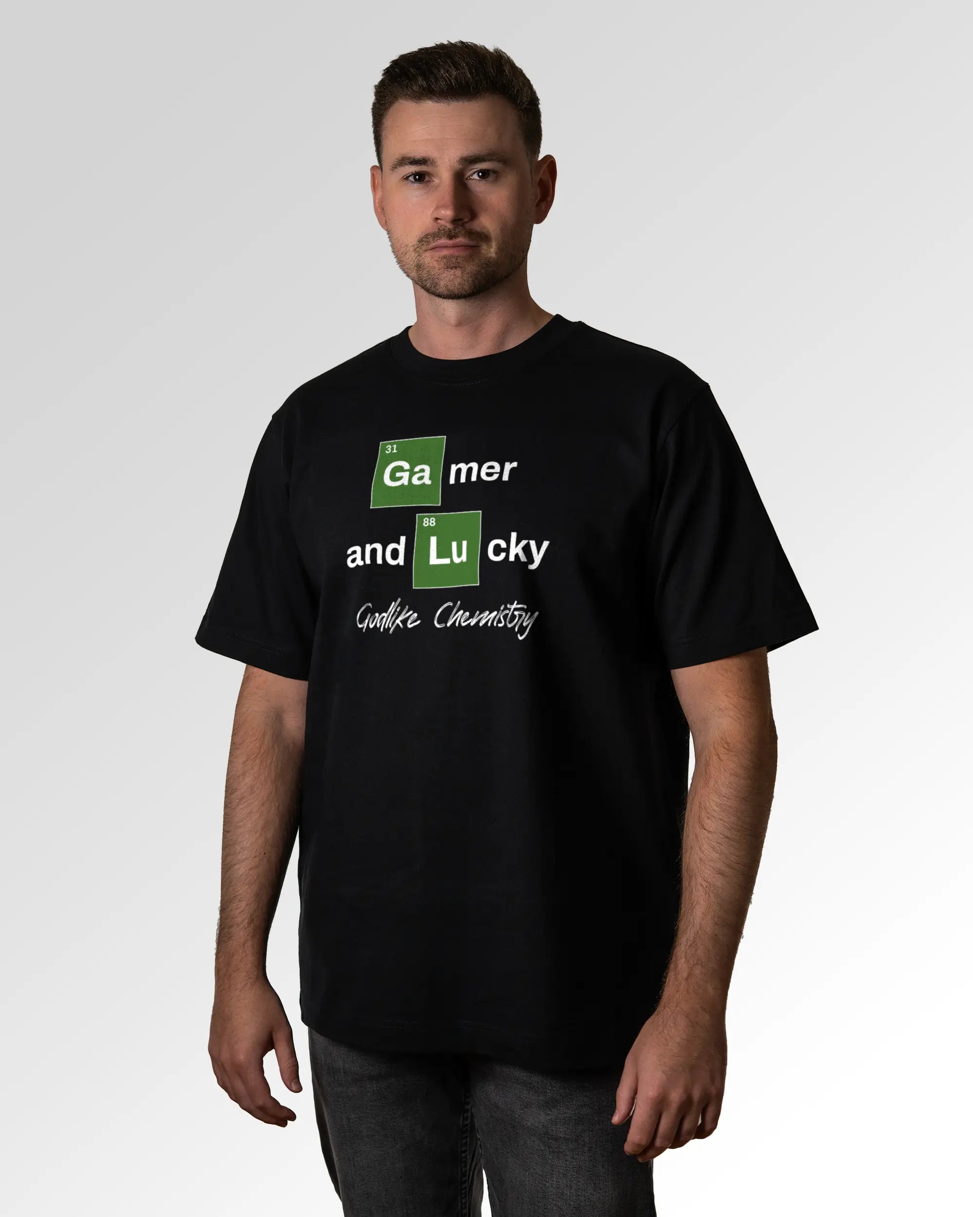 Primärer Modelshot der Druckseite des Organic Unisex T-Shirts von Maondo im Oversized Fit mit dem Design Gamer Chemistry in der Farbe Black