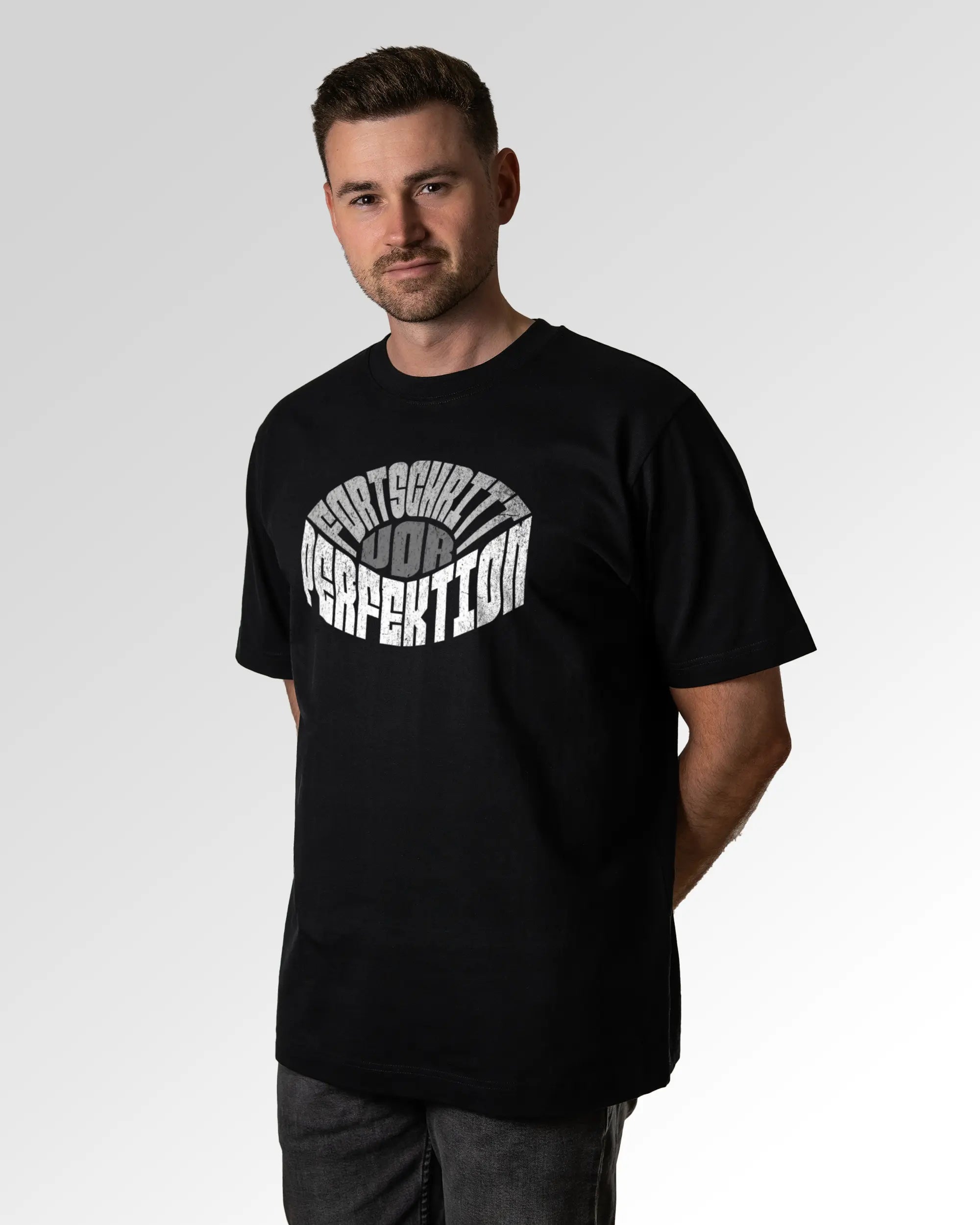 Primärer Modelshot der Druckseite des Organic Unisex T-Shirts von Maondo im Oversized Fit mit dem Design Geh mal vor in der Farbe Black