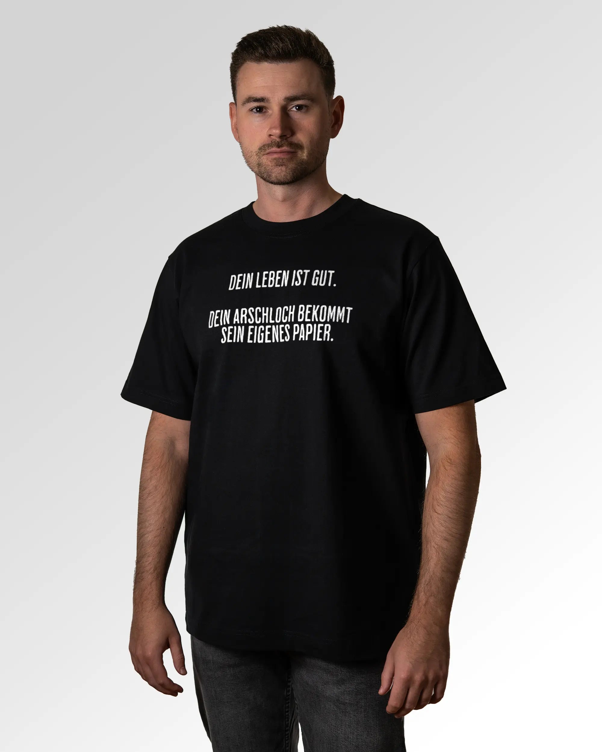 Primärer Modelshot der Druckseite des Organic Unisex T-Shirts von Maondo im Oversized Fit mit dem Design Gutes Leben in der Farbe Black