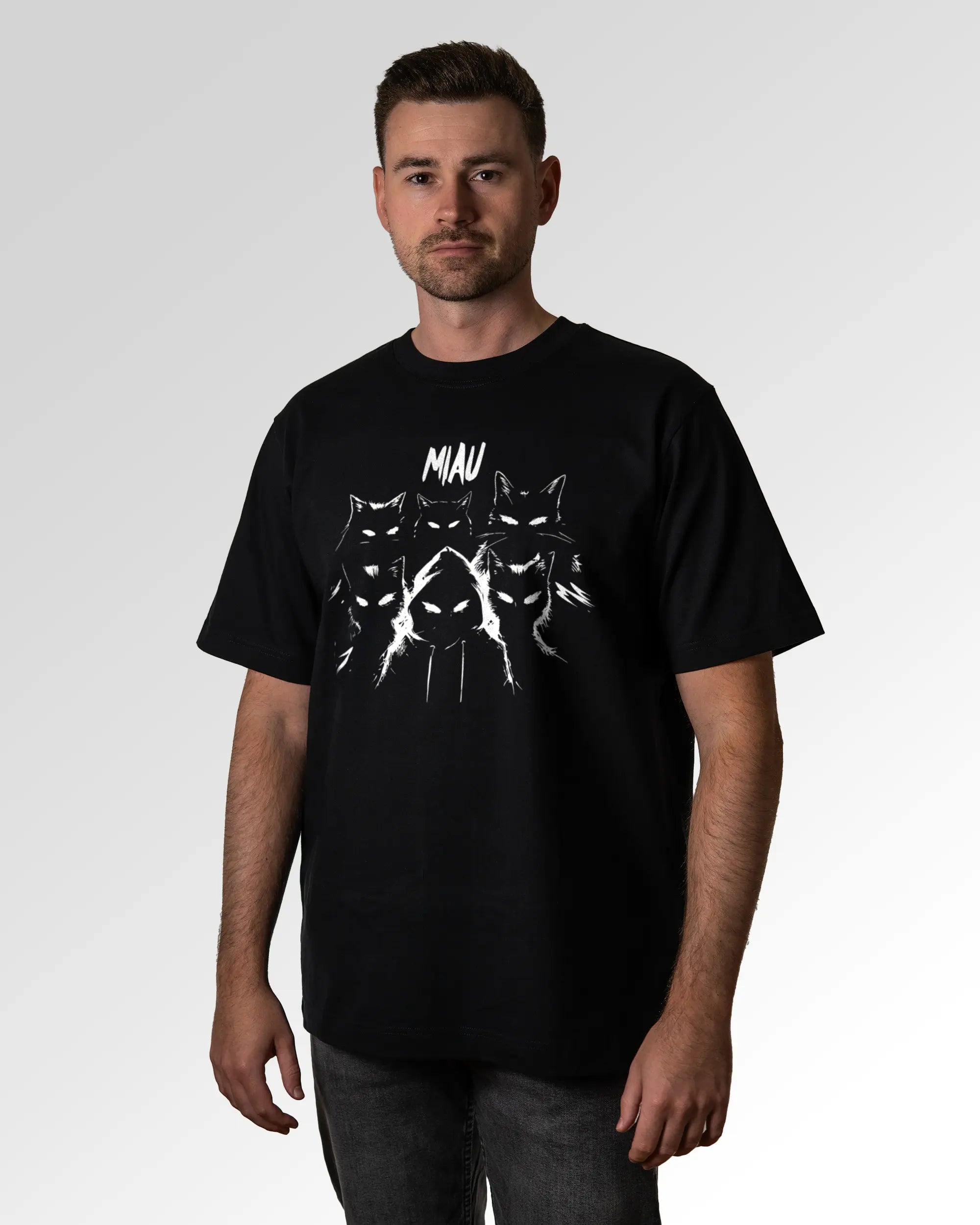 Primärer Modelshot der Druckseite des Organic Unisex T-Shirts von Maondo im Oversized Fit mit dem Design Miau Gang in der Farbe Black