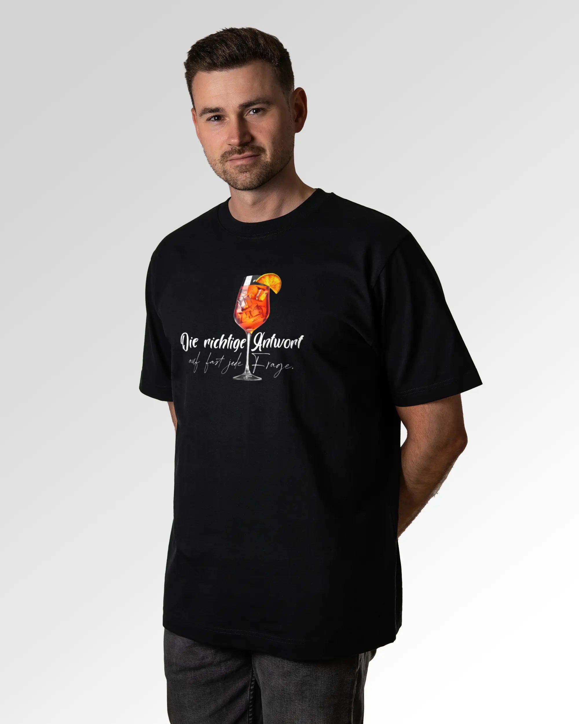 Primärer Modelshot der Druckseite des Organic Unisex T-Shirts von Maondo im Oversized Fit mit dem Design Die richtige Antwort in der Farbe Black