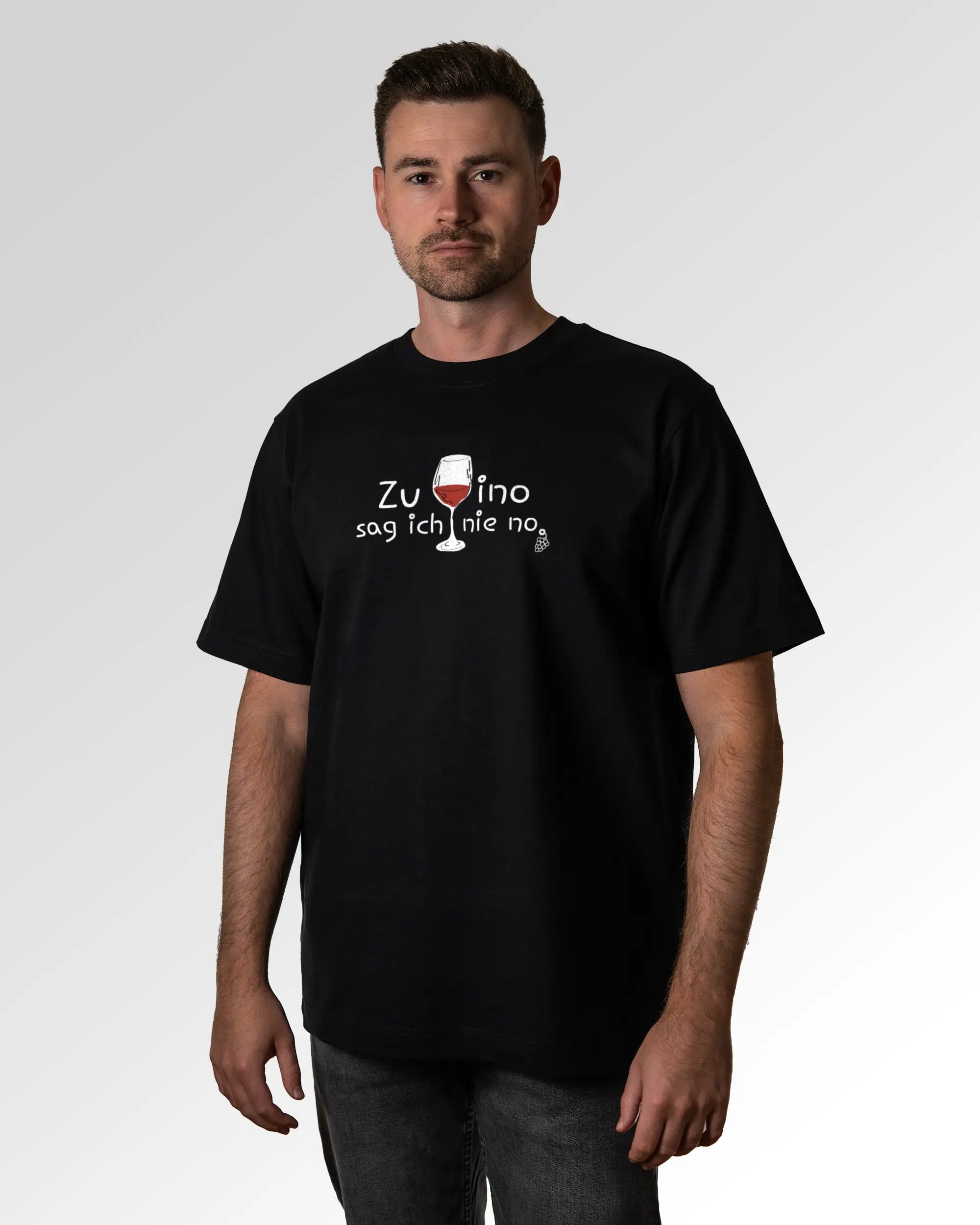 Primärer Modelshot der Druckseite des Organic Unisex T-Shirts von Maondo im Oversized Fit mit dem Design Vino nie no in der Farbe Black