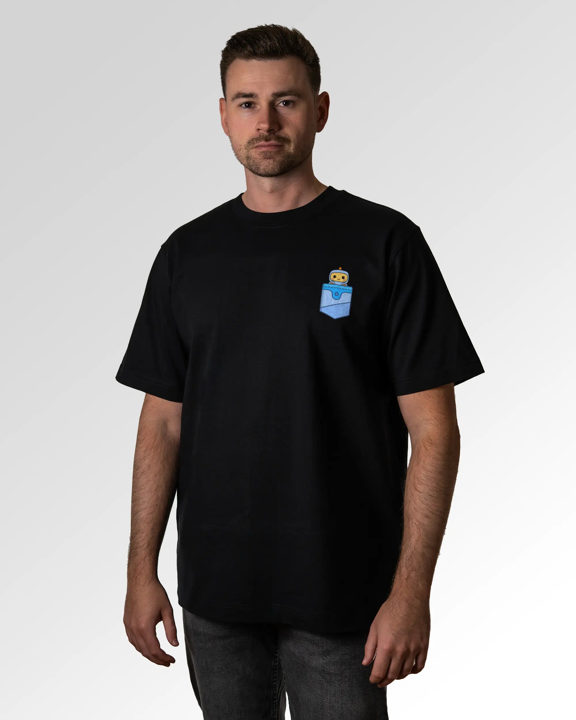 Primärer Modelshot der Druckseite des Organic Unisex T-Shirts von Maondo im Oversized Fit mit dem Design Taschenbot in der Farbe Black